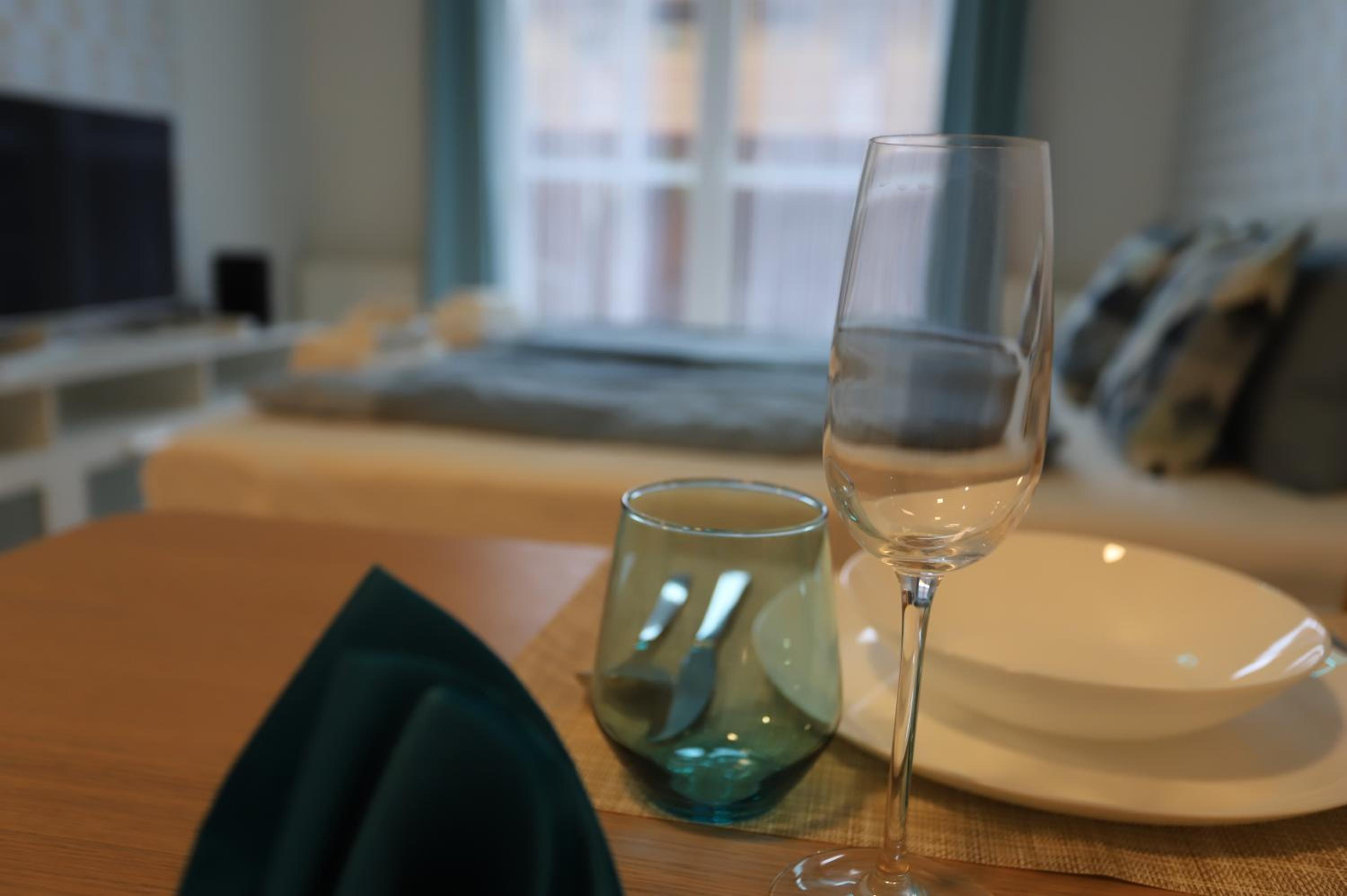 Airport Luxury Apartment with Balcony + Free parking