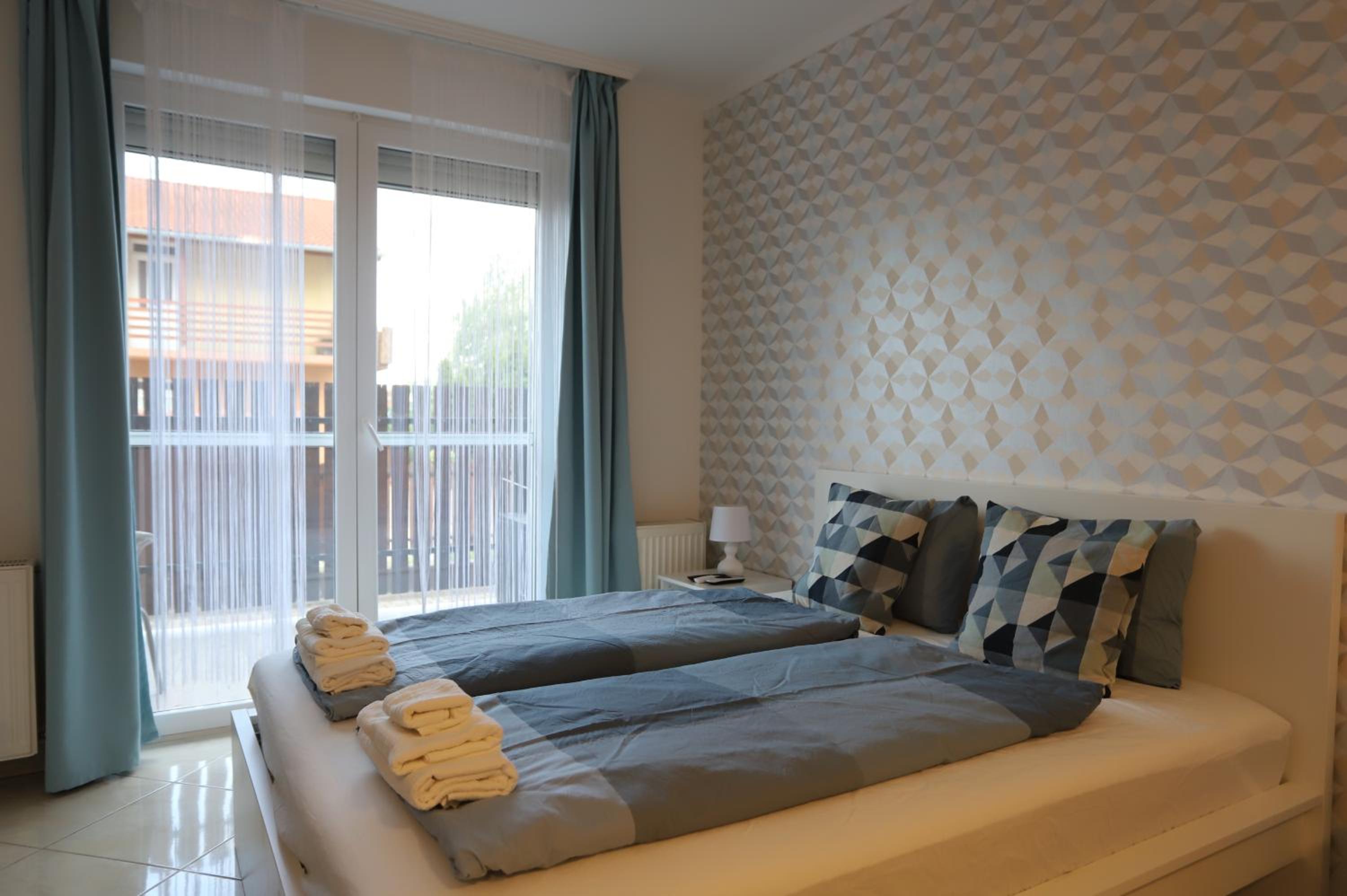 Airport Luxury Apartment with Balcony + Free parking