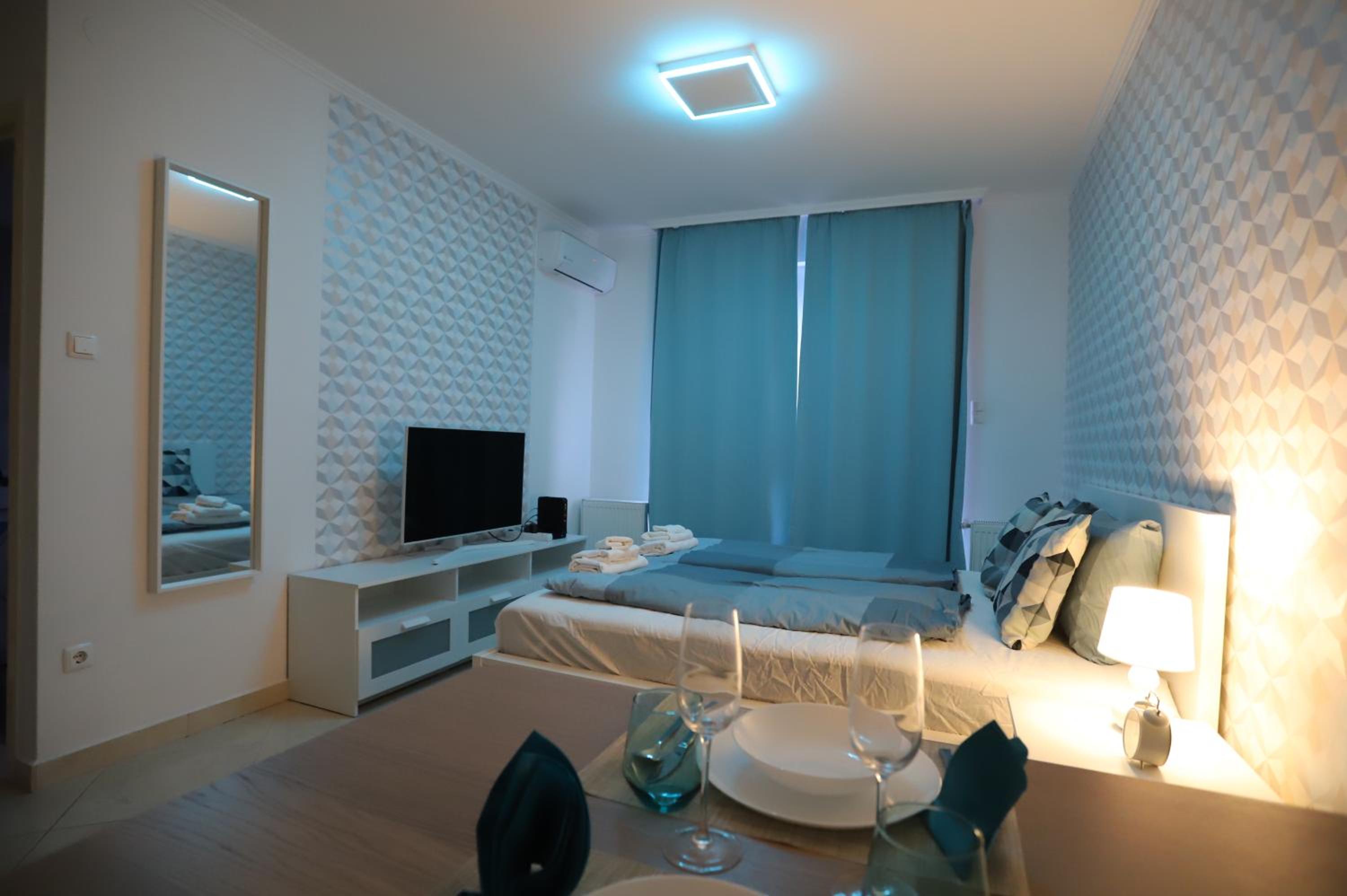 Airport Luxury Apartment with Balcony + Free parking