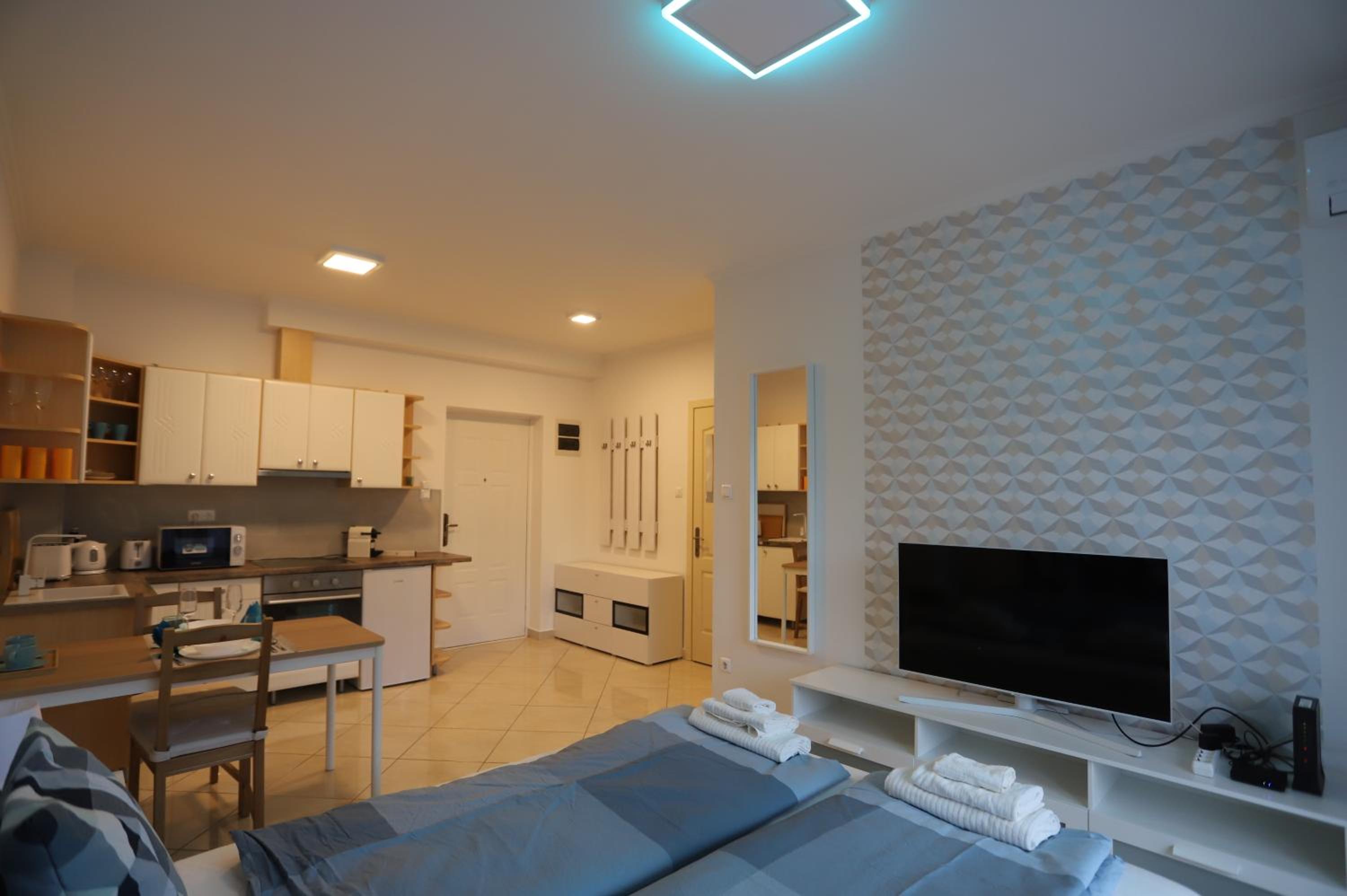 Airport Luxury Apartment with Balcony + Free parking