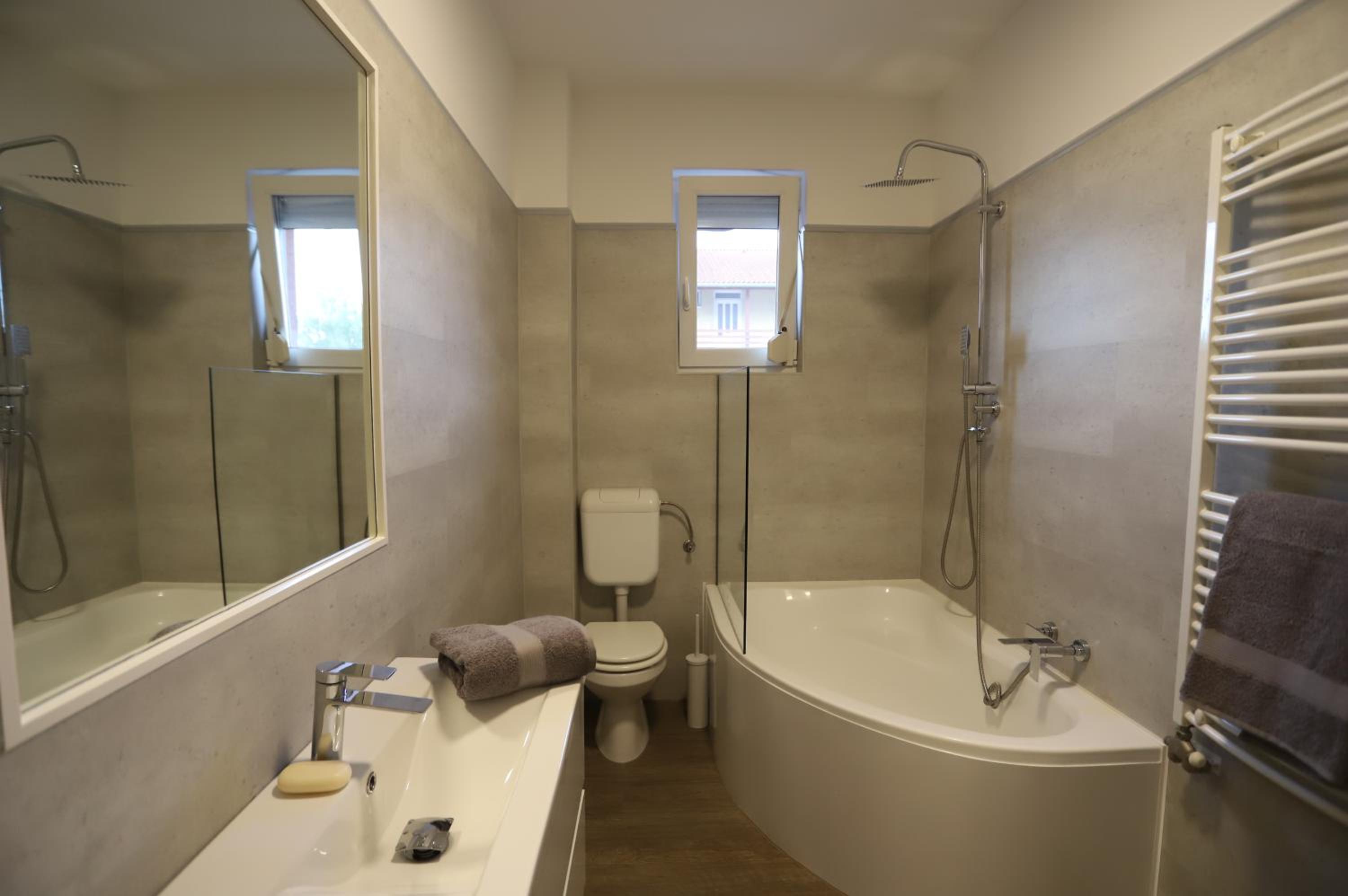 Airport Luxury Apartment with Balcony + Free parking