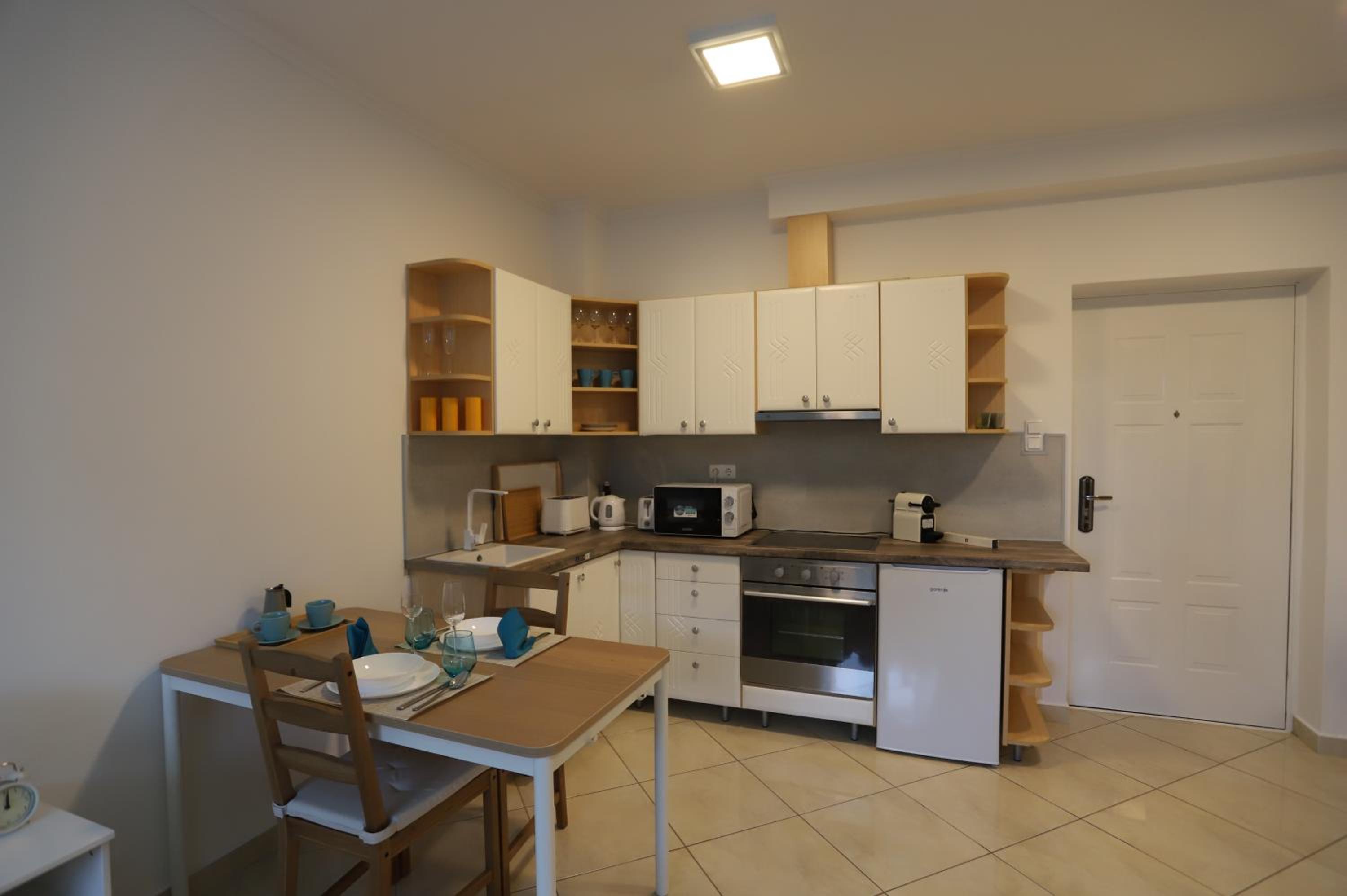 Airport Luxury Apartment with Balcony + Free parking
