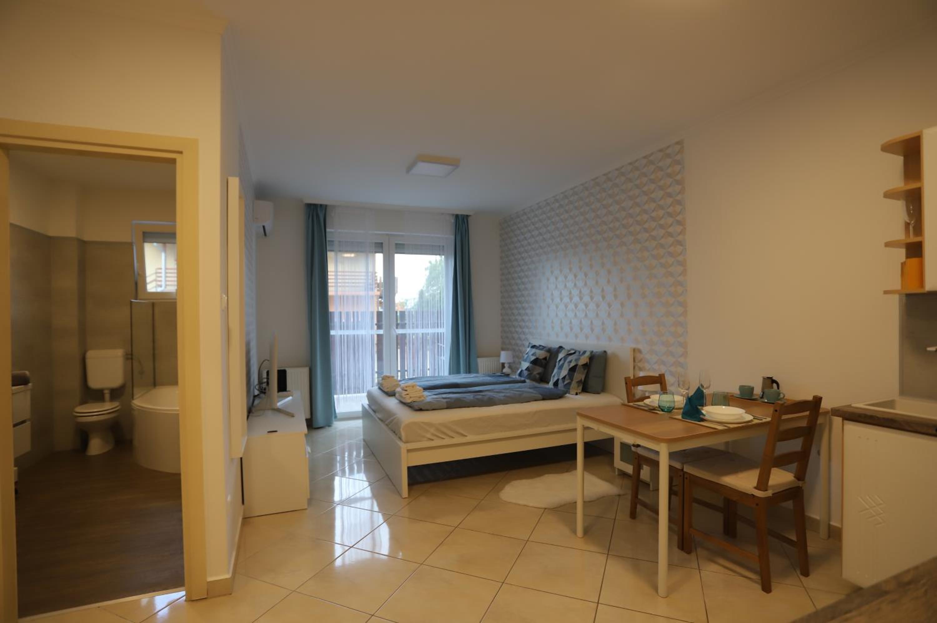 Airport Luxury Apartment with Balcony + Free parking