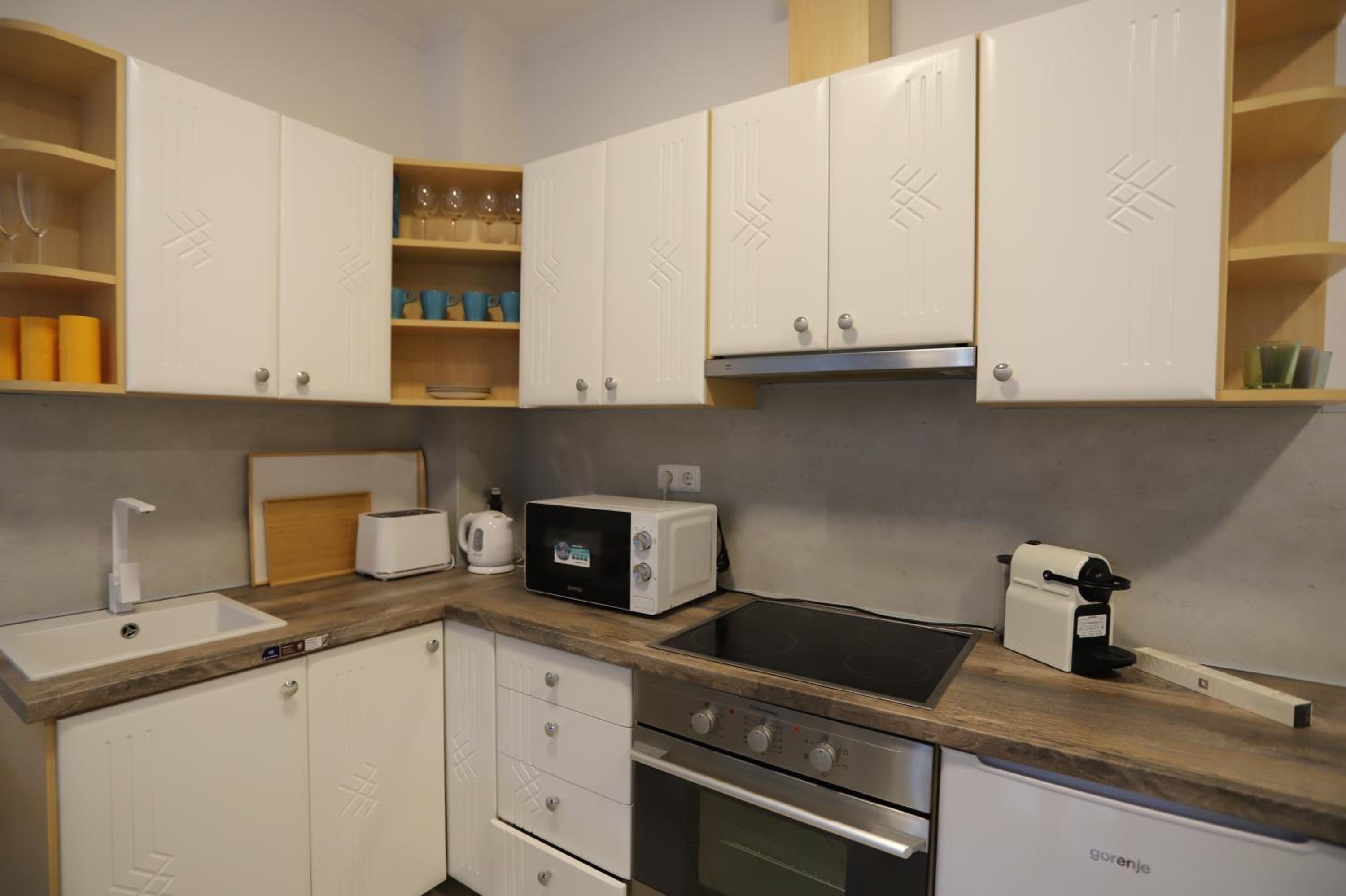 Airport Luxury Apartment with Balcony + Free parking