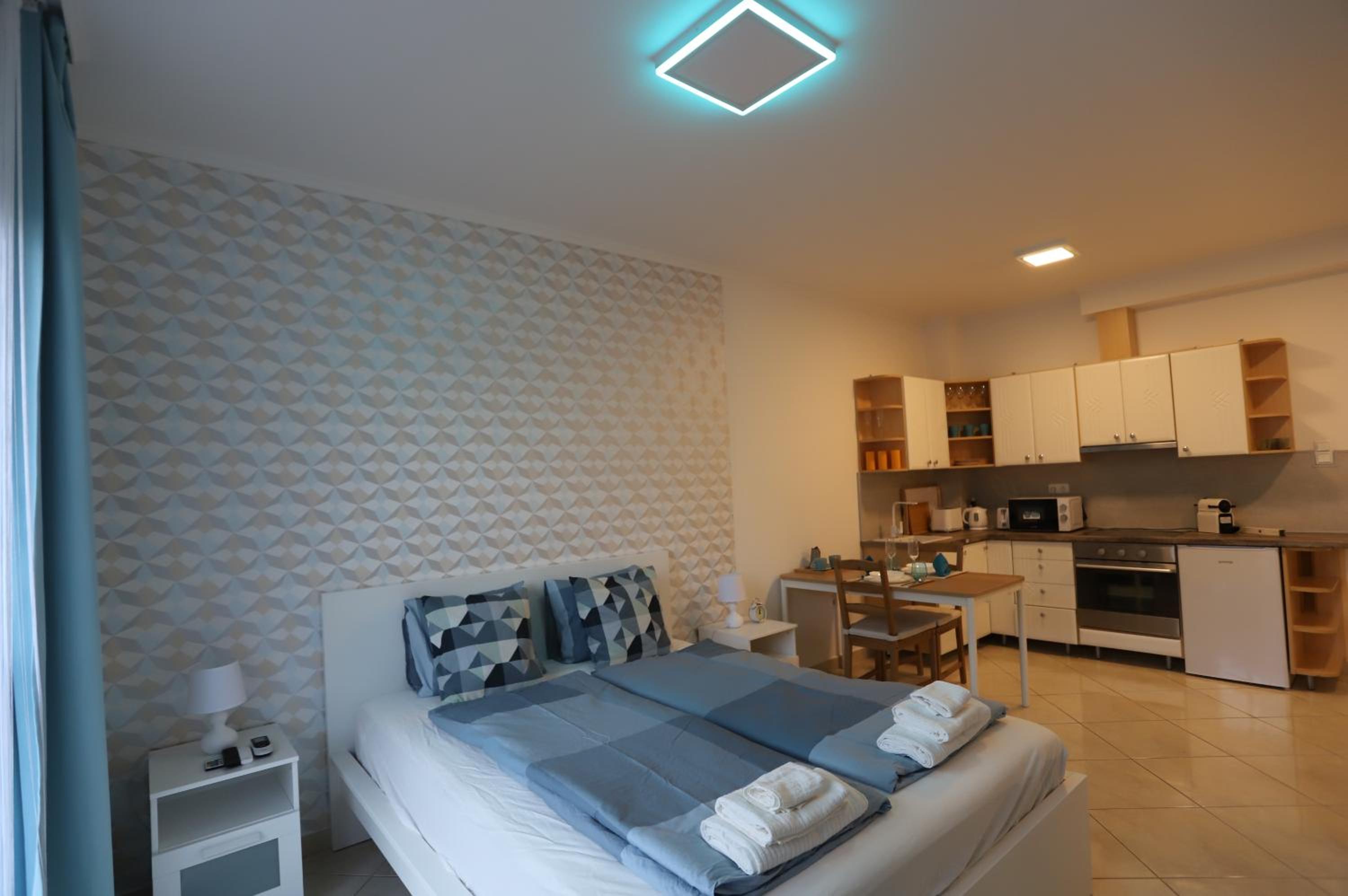 Airport Luxury Apartment with Balcony + Free parking