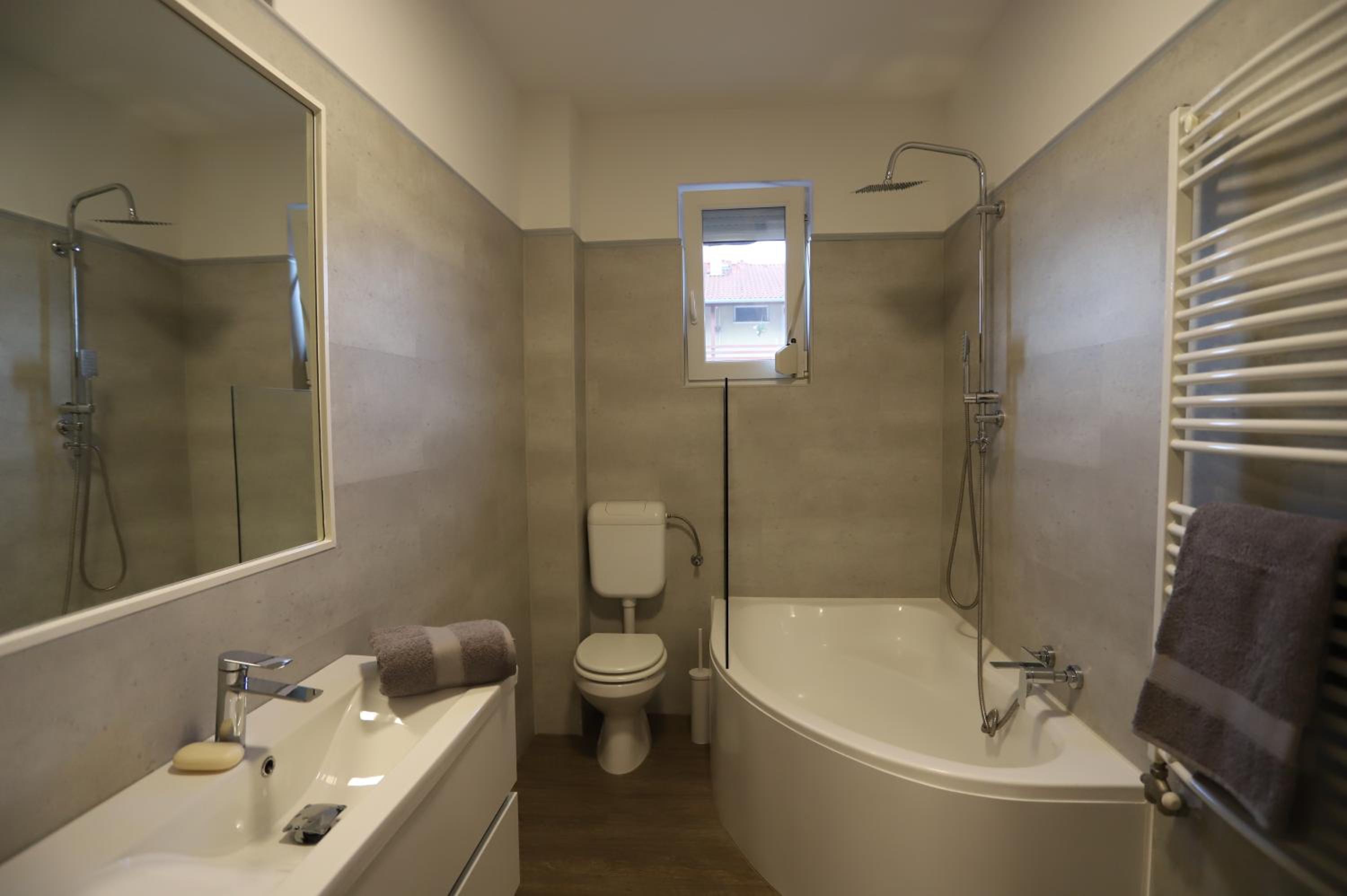 Airport Luxury Apartment with Balcony + Free parking