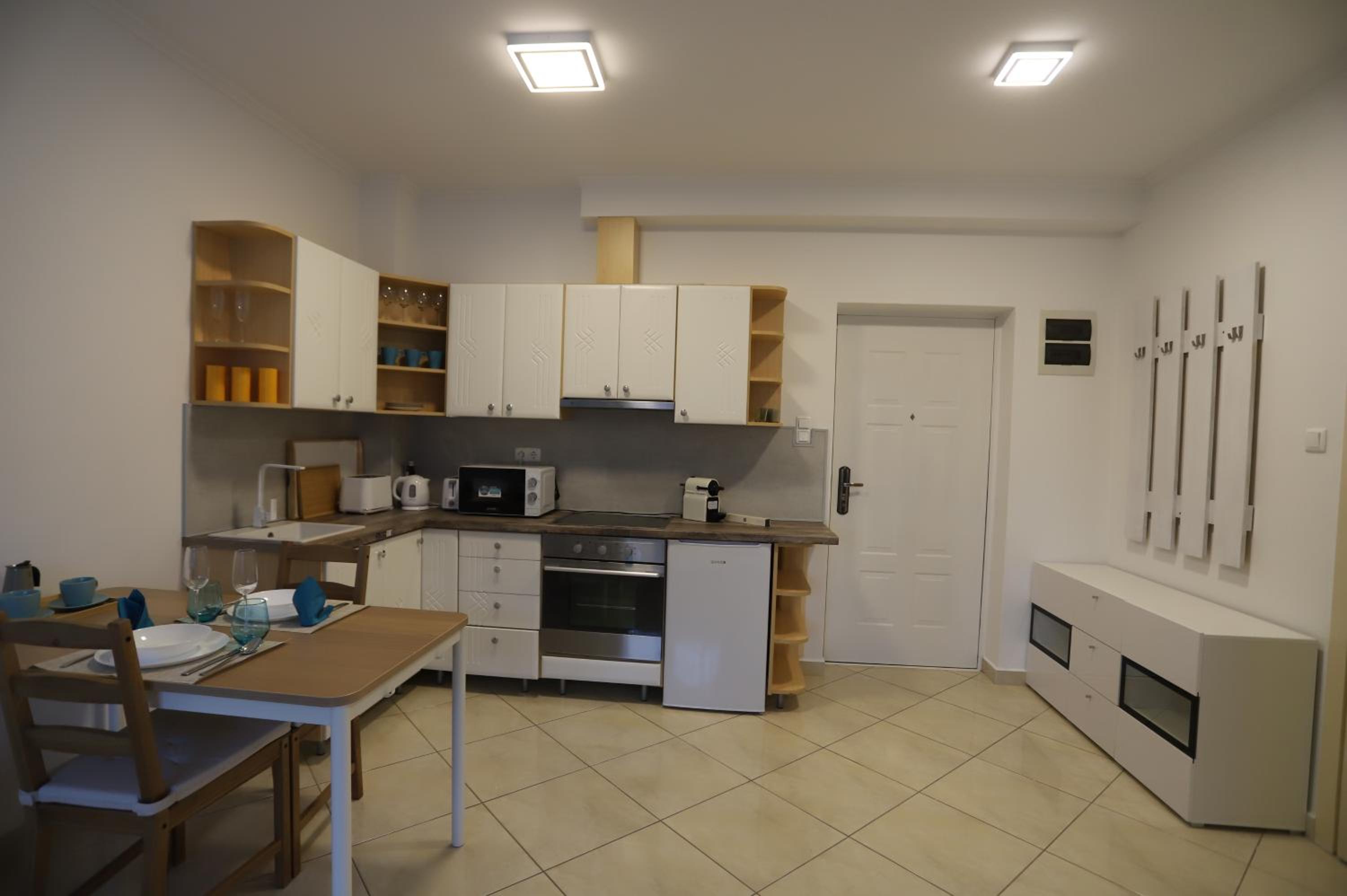 Airport Luxury Apartment with Balcony + Free parking