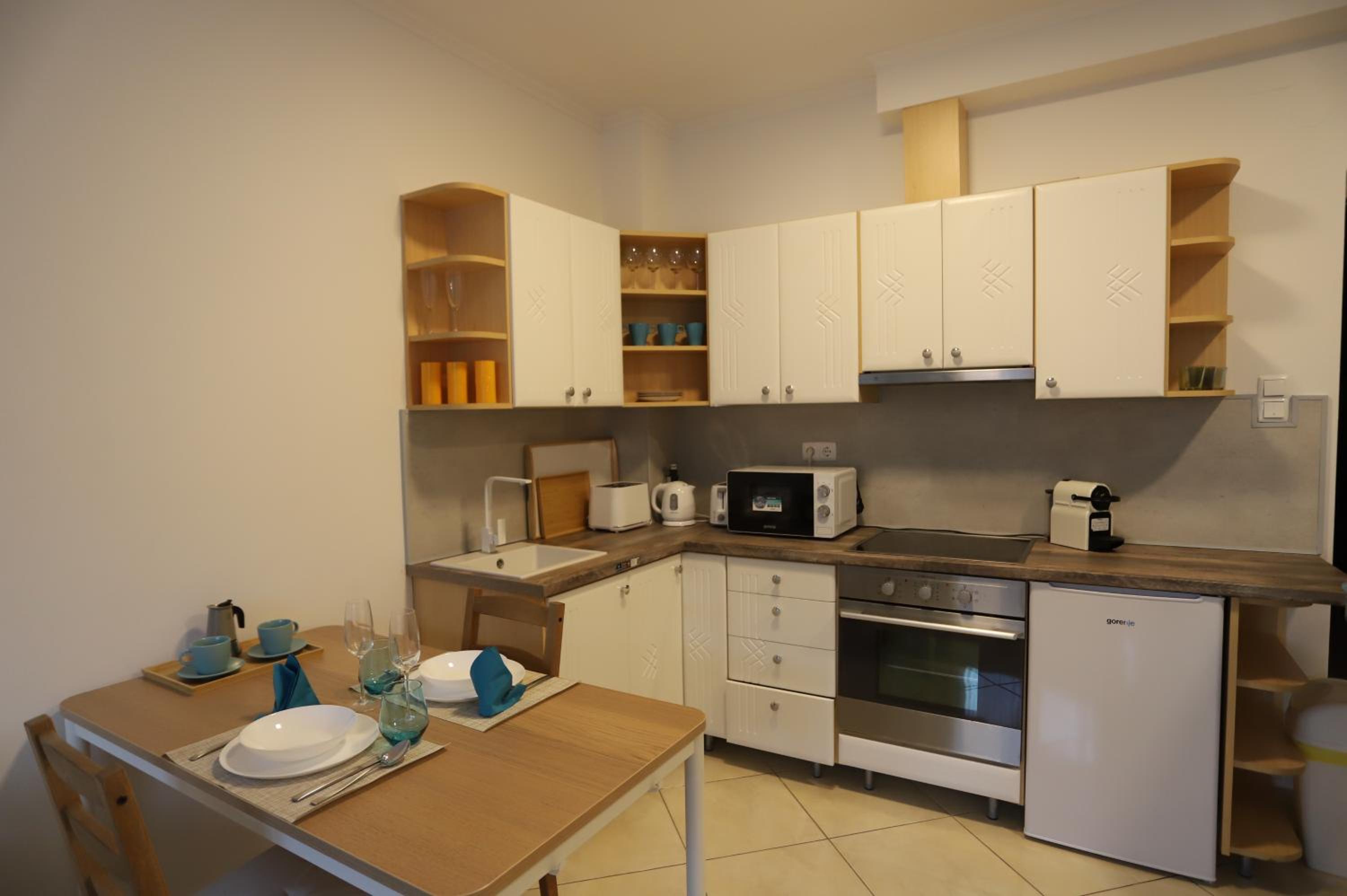 Airport Luxury Apartment with Balcony + Free parking