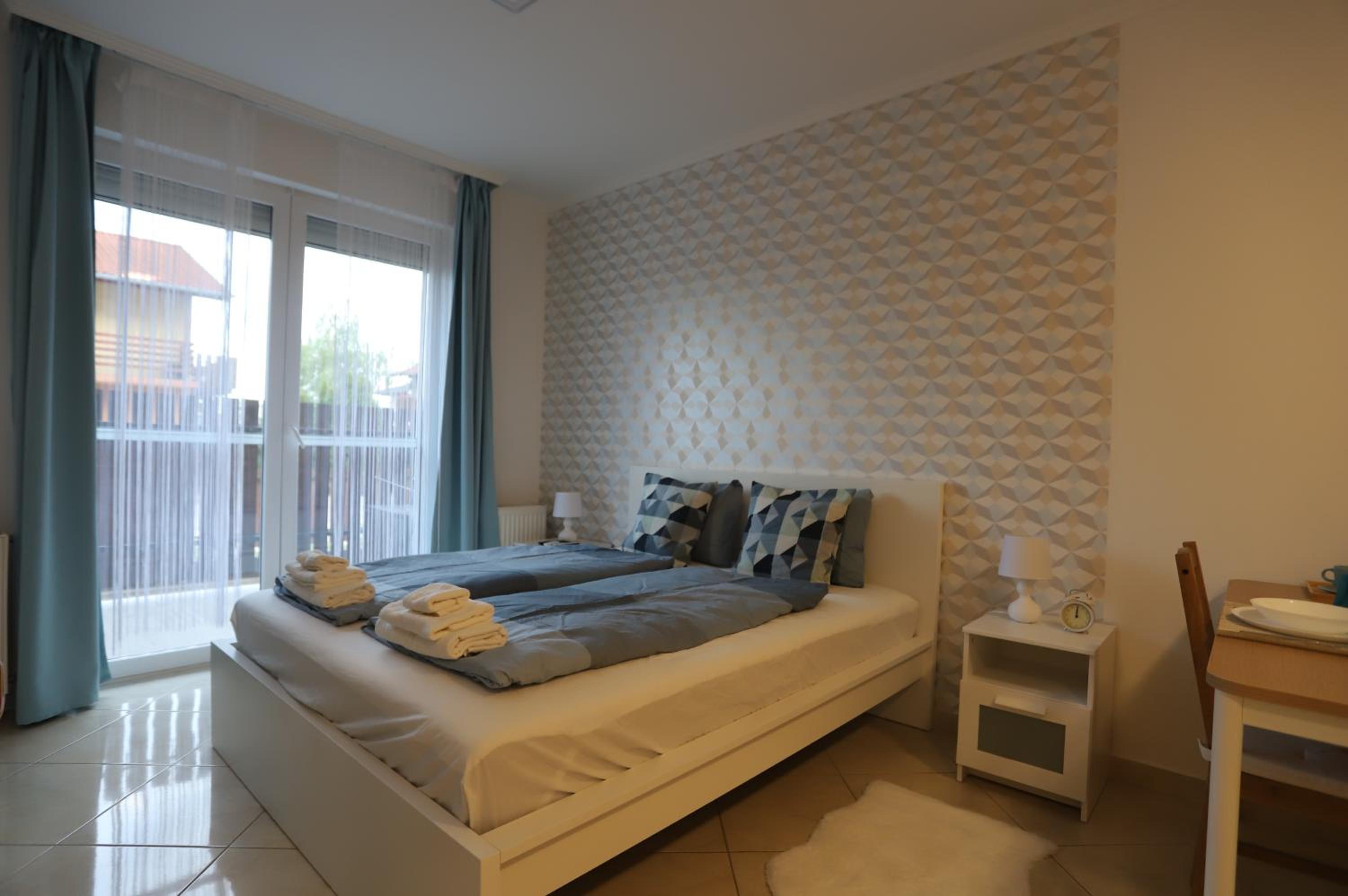 Airport Luxury Apartment with Balcony + Free parking