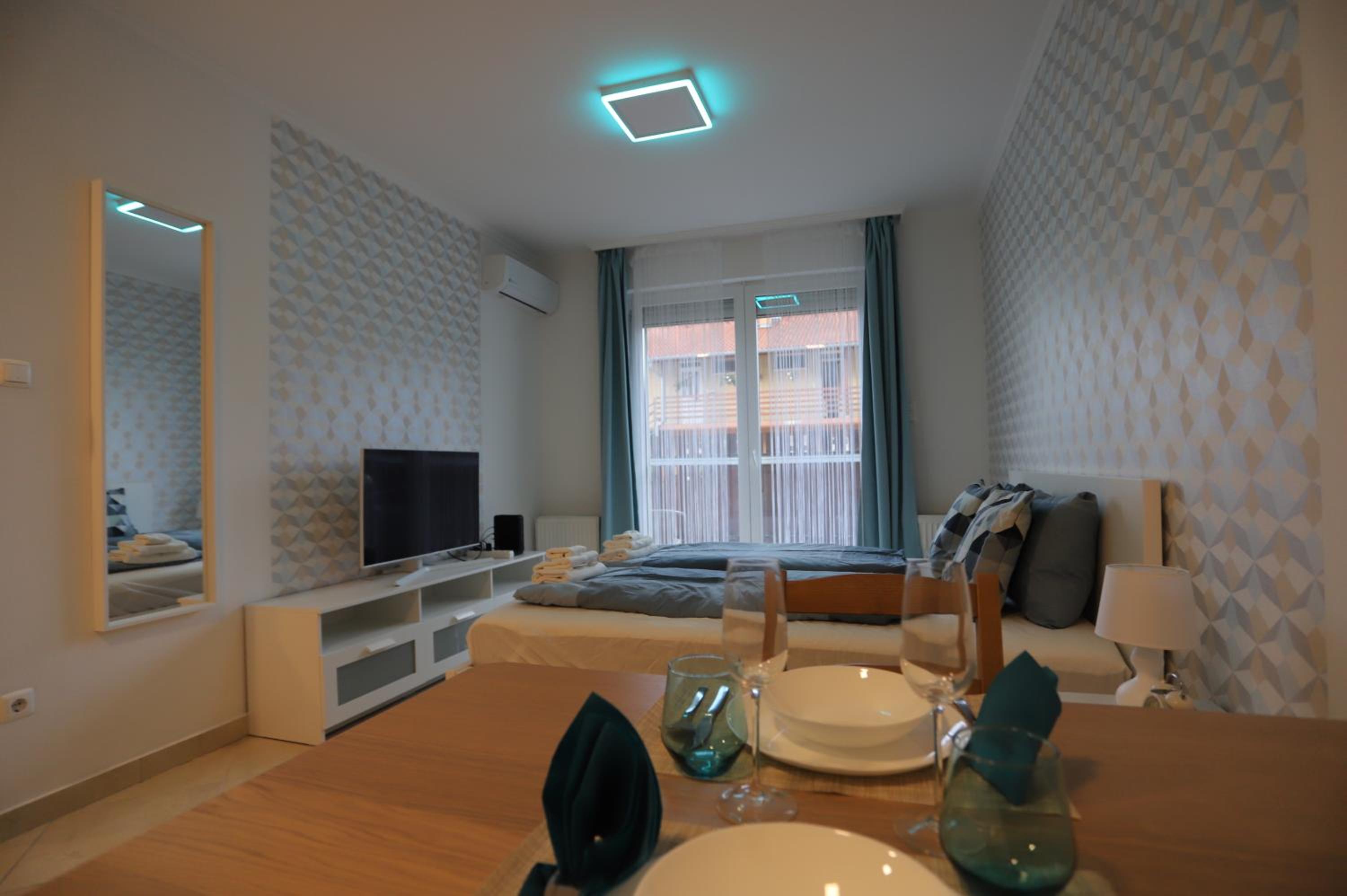 Airport Luxury Apartment with Balcony + Free parking