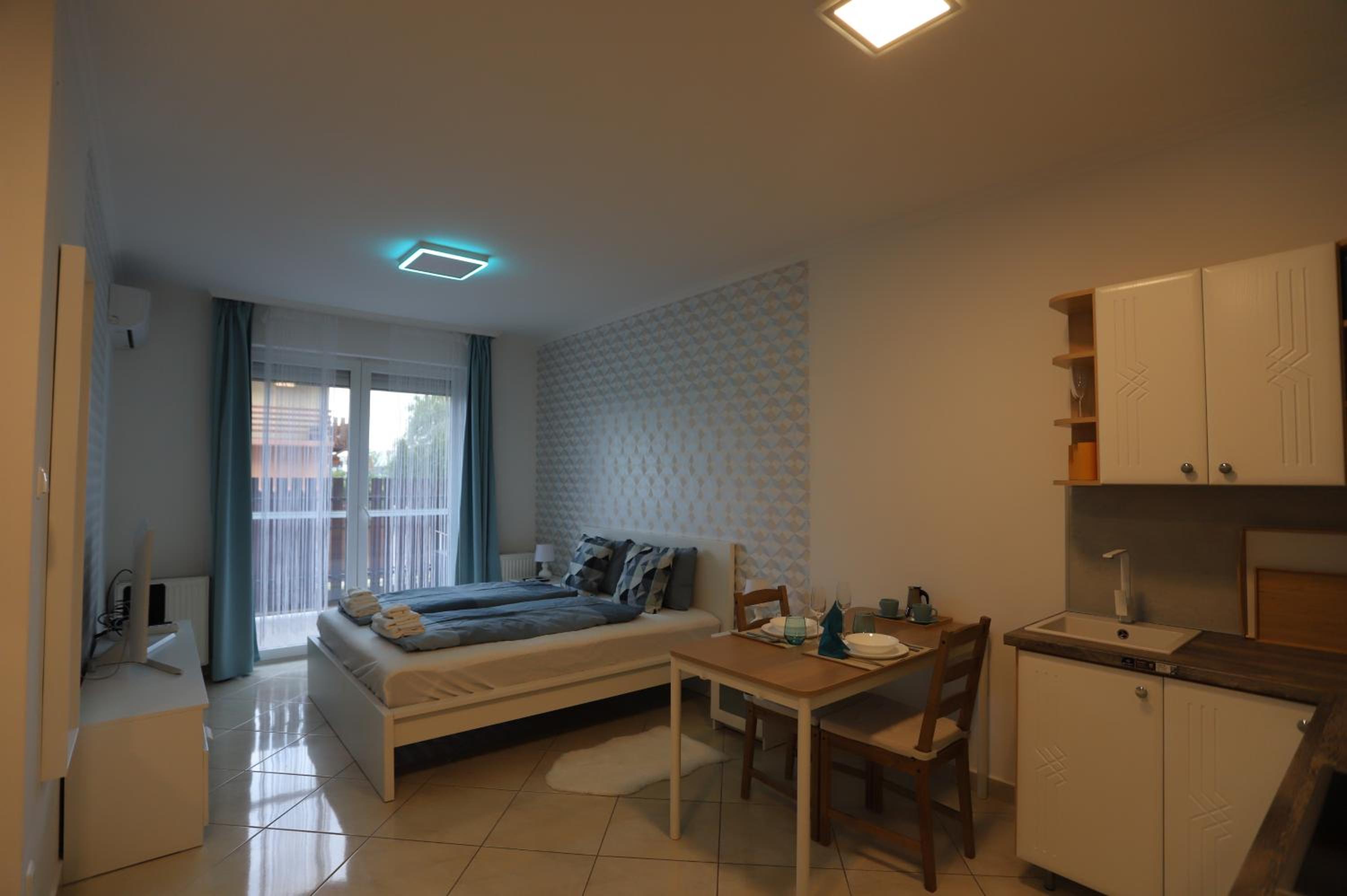 Airport Luxury Apartment with Balcony + Free parking