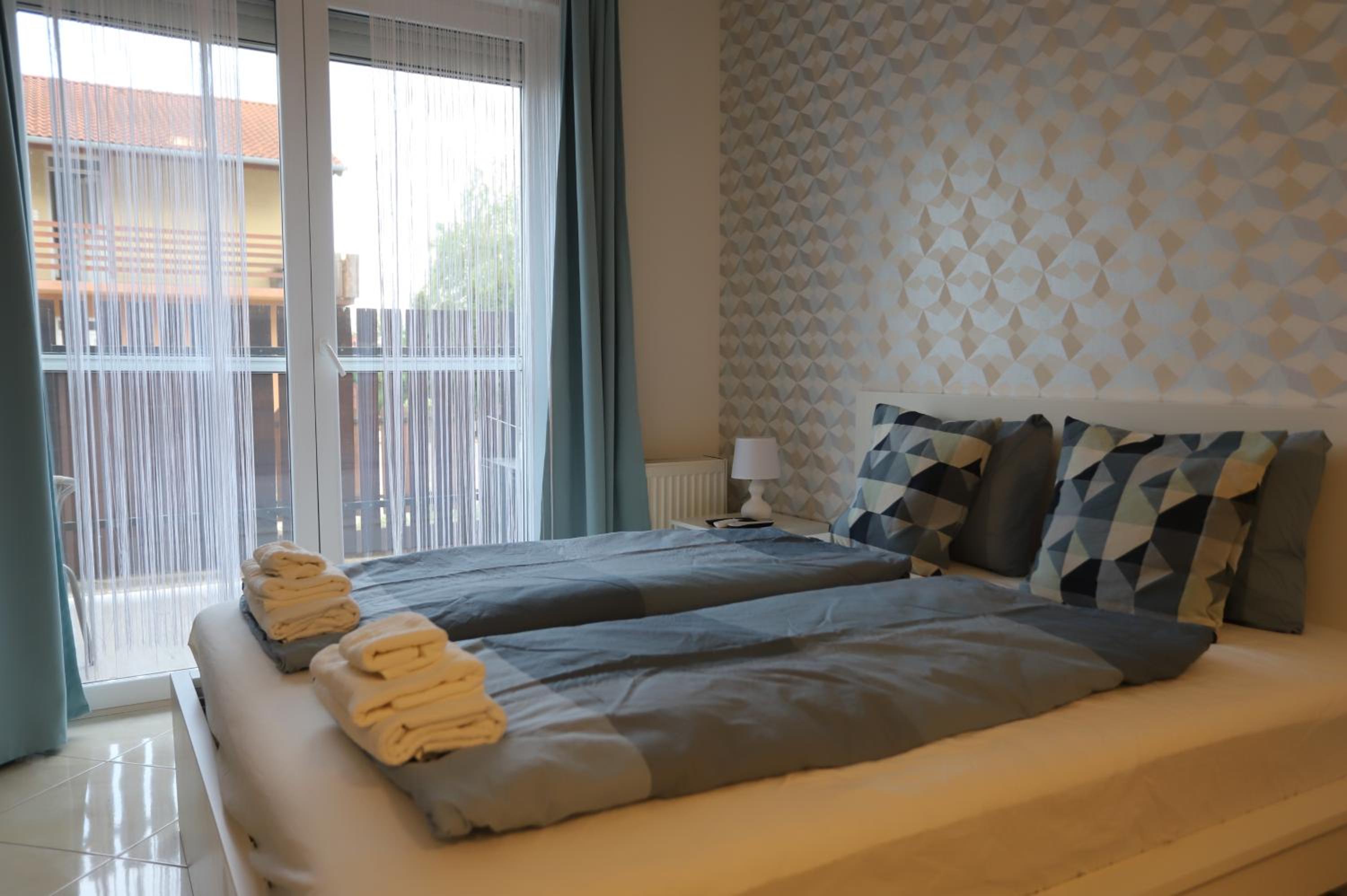 Airport Luxury Apartment with Balcony + Free parking