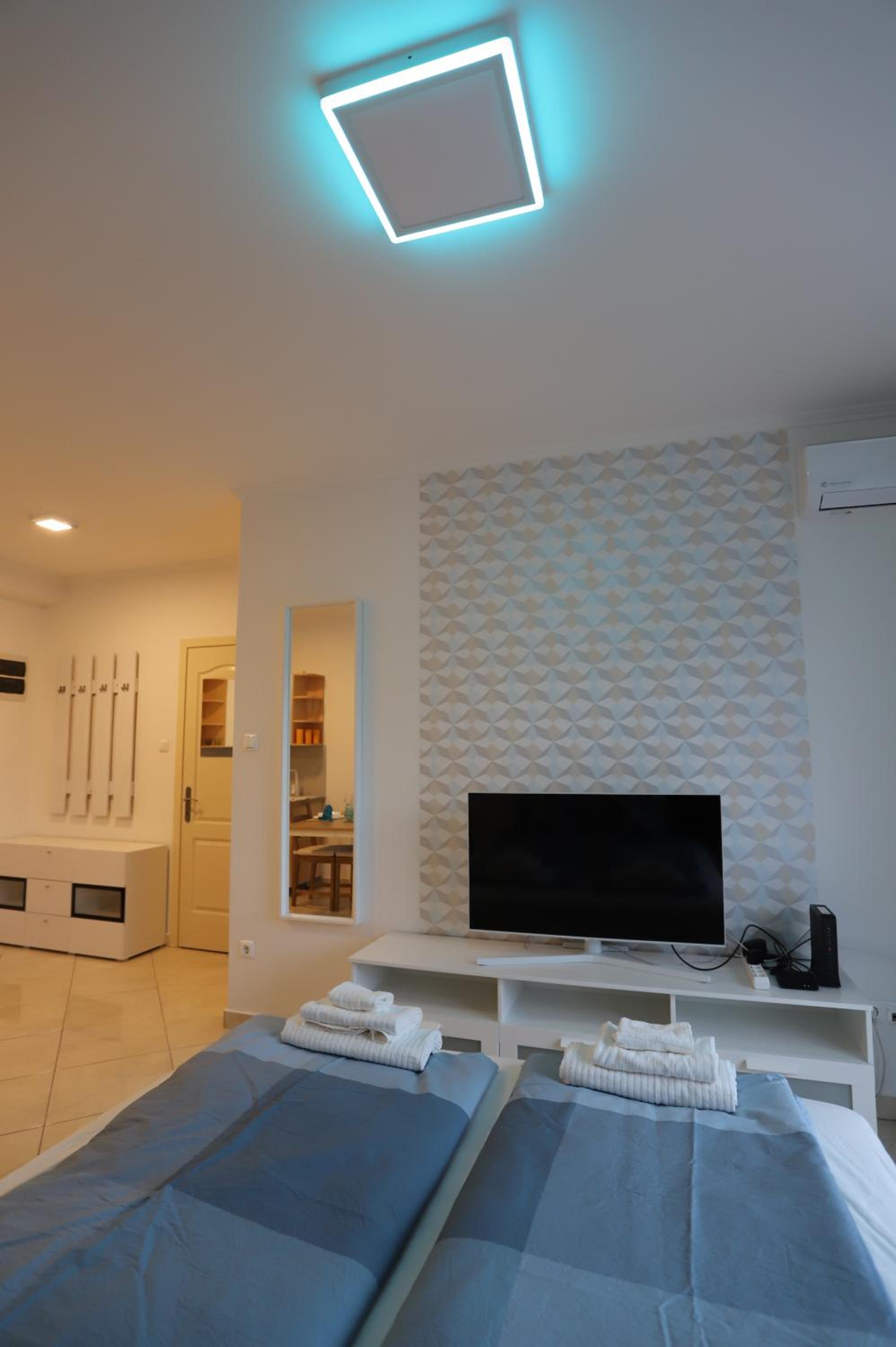 Airport Luxury Apartment with Balcony + Free parking