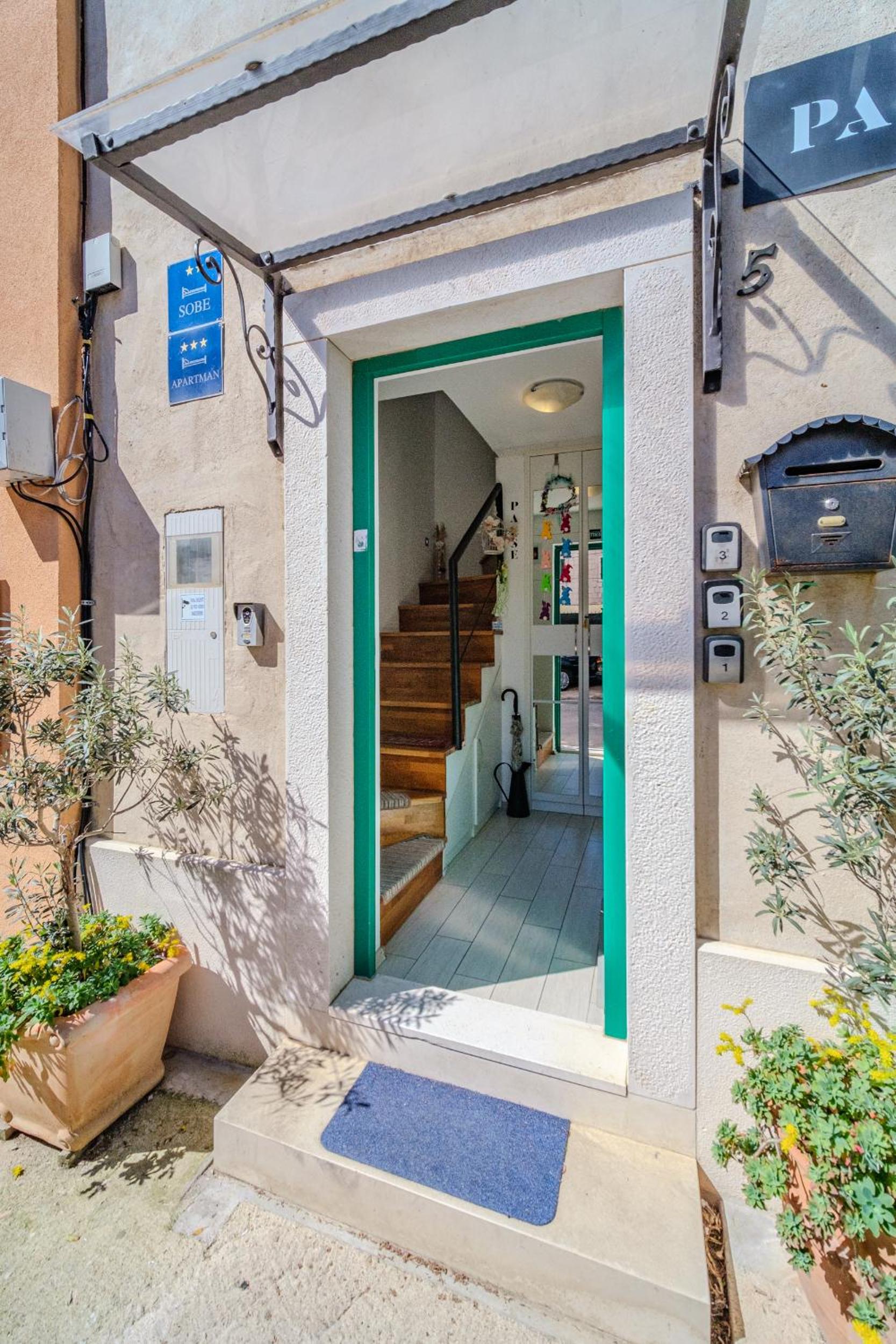 Rooms and apartments Paese view 3