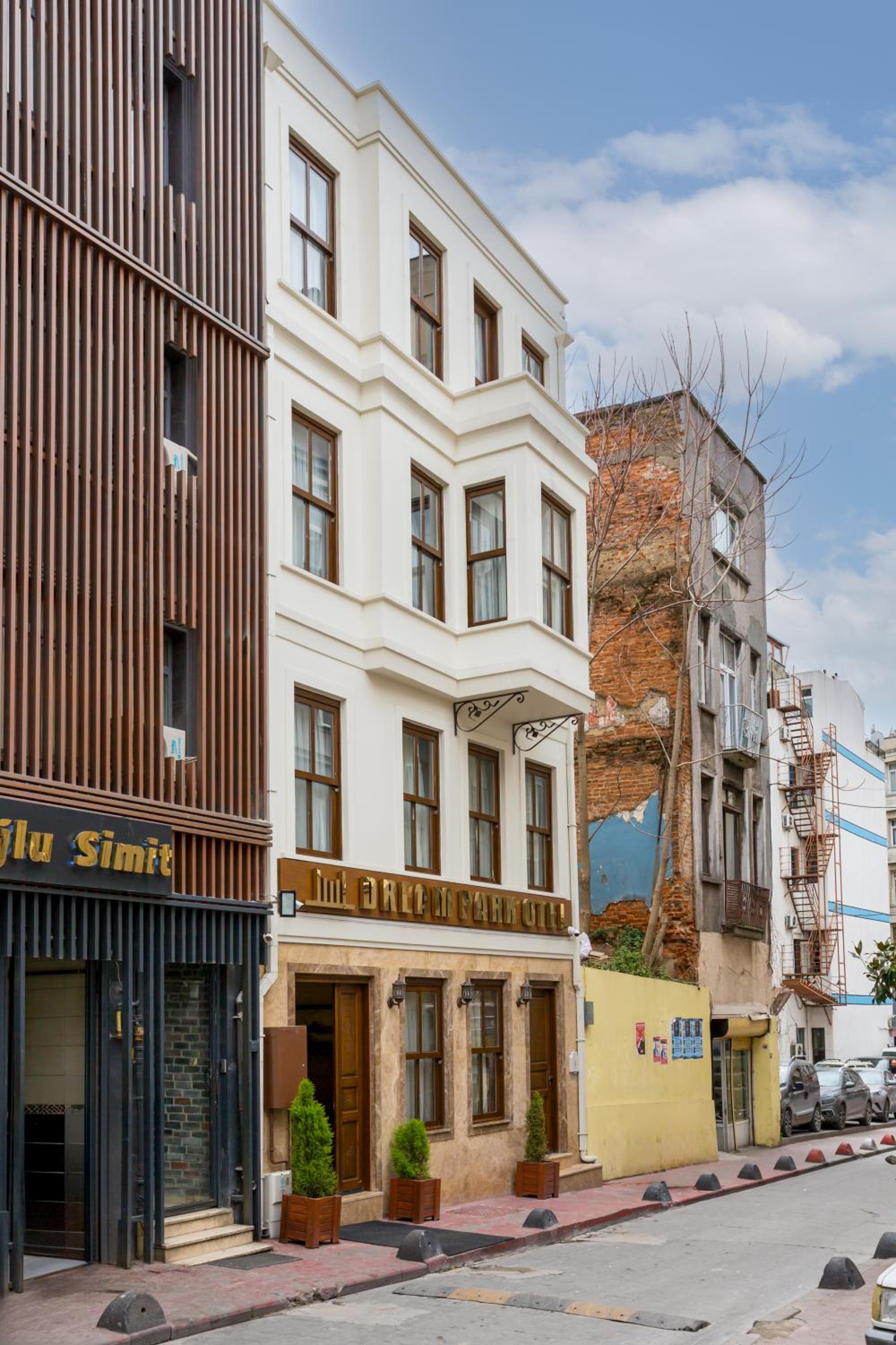 Dream Park Hotel - Image 11