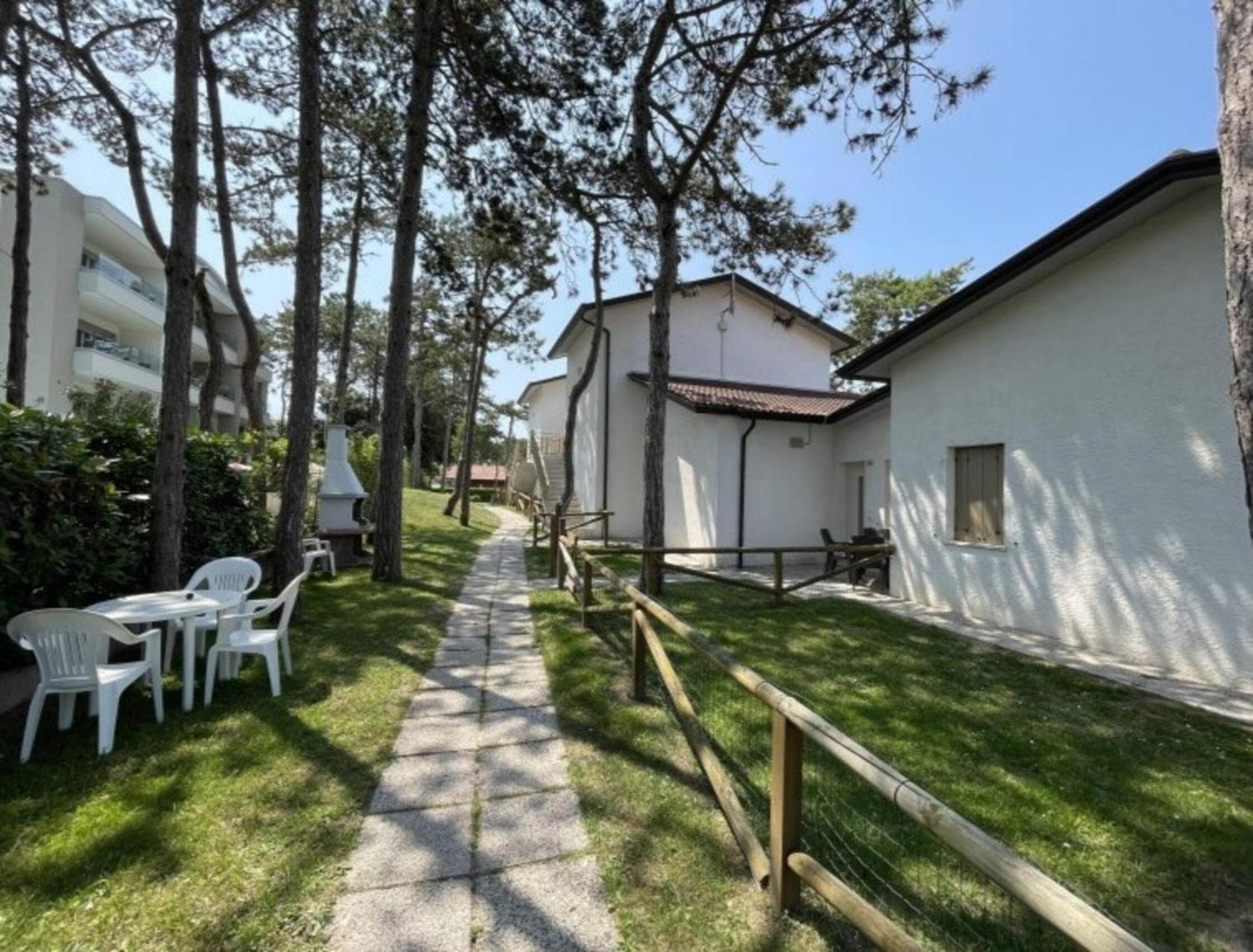 Cozy villa with private garden view 4