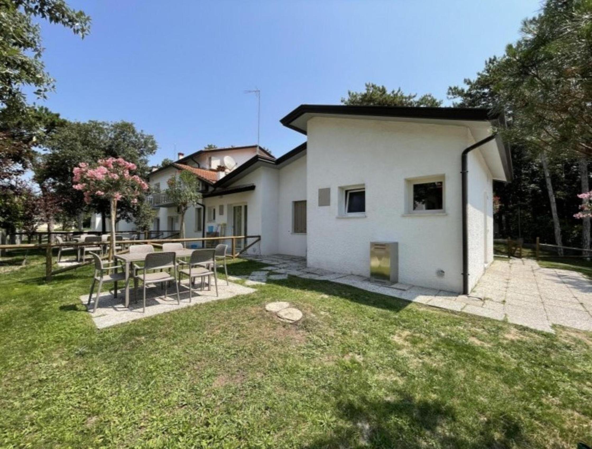 Cozy villa with private garden view 5