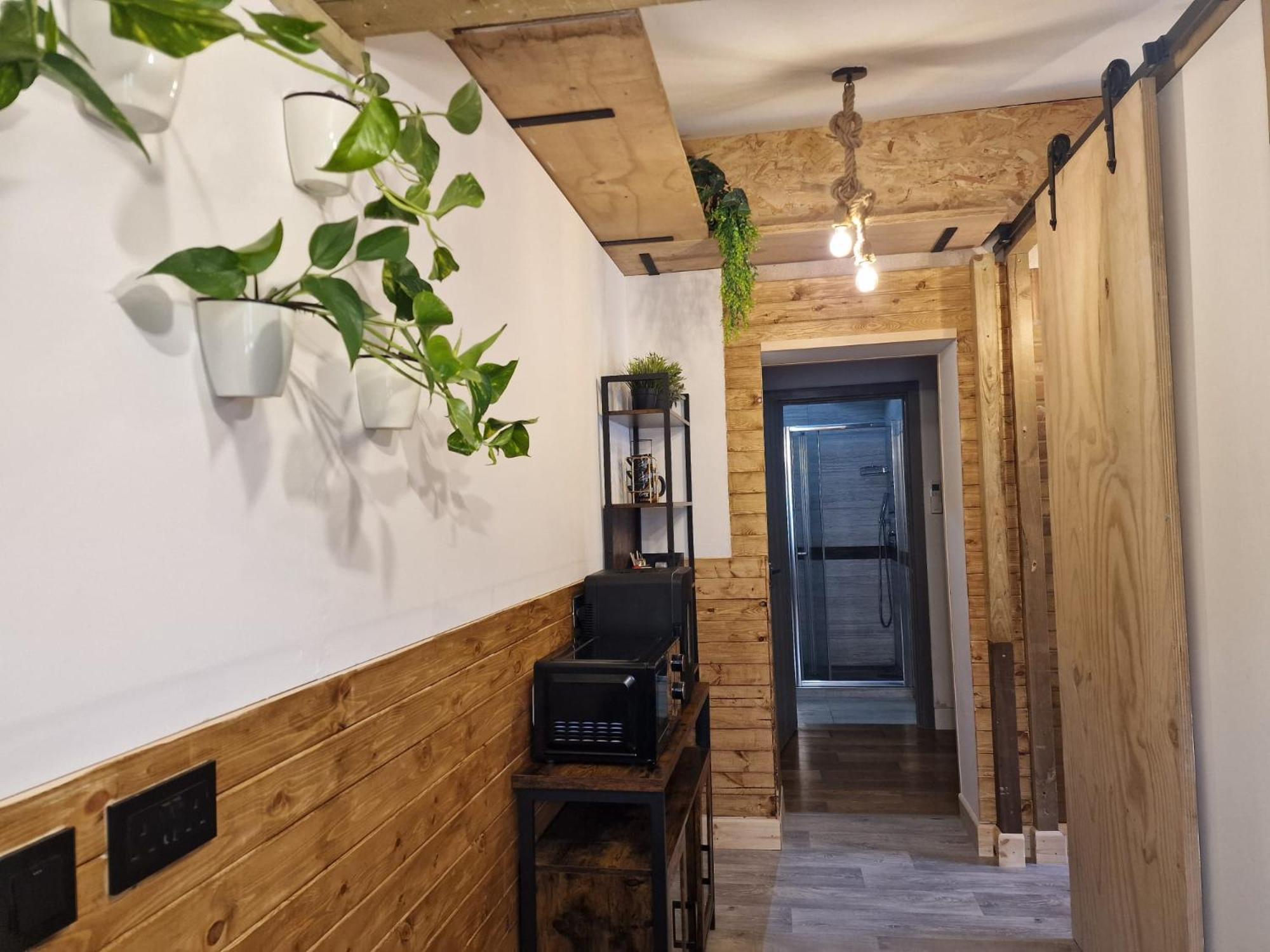 Two-Bedroom Cosy Country Lodge with Private Patio
