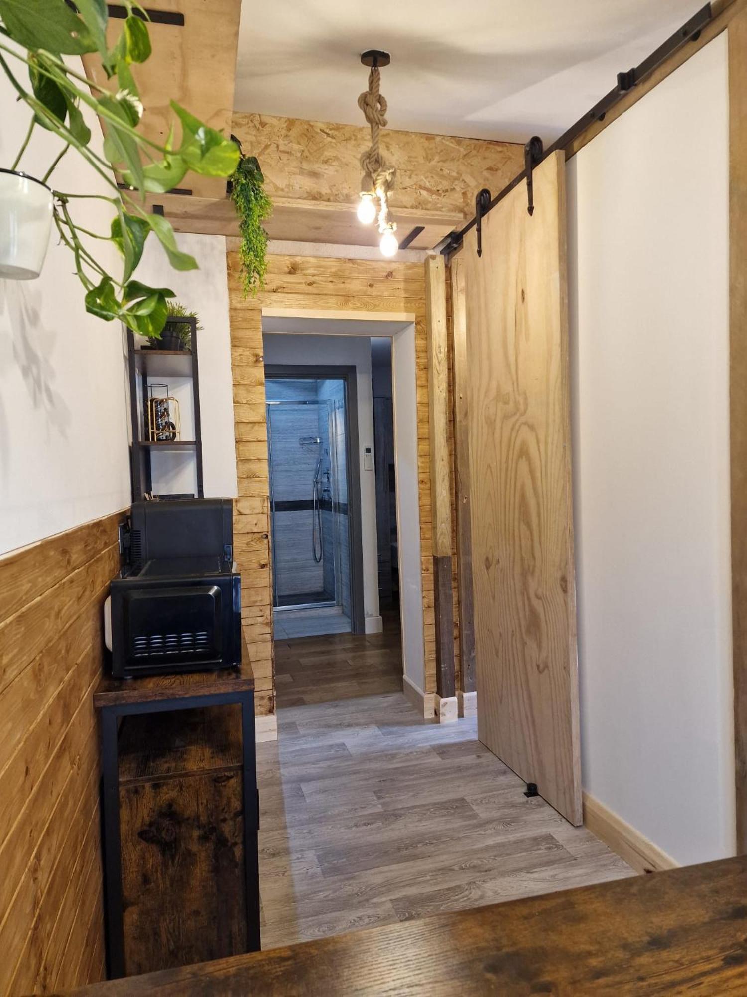 Two-Bedroom Cosy Country Lodge with Private Patio
