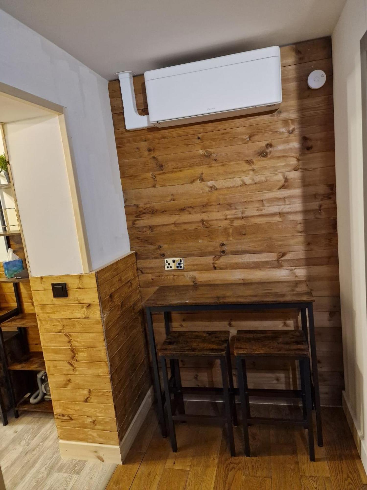 Two-Bedroom Cosy Country Lodge with Private Patio