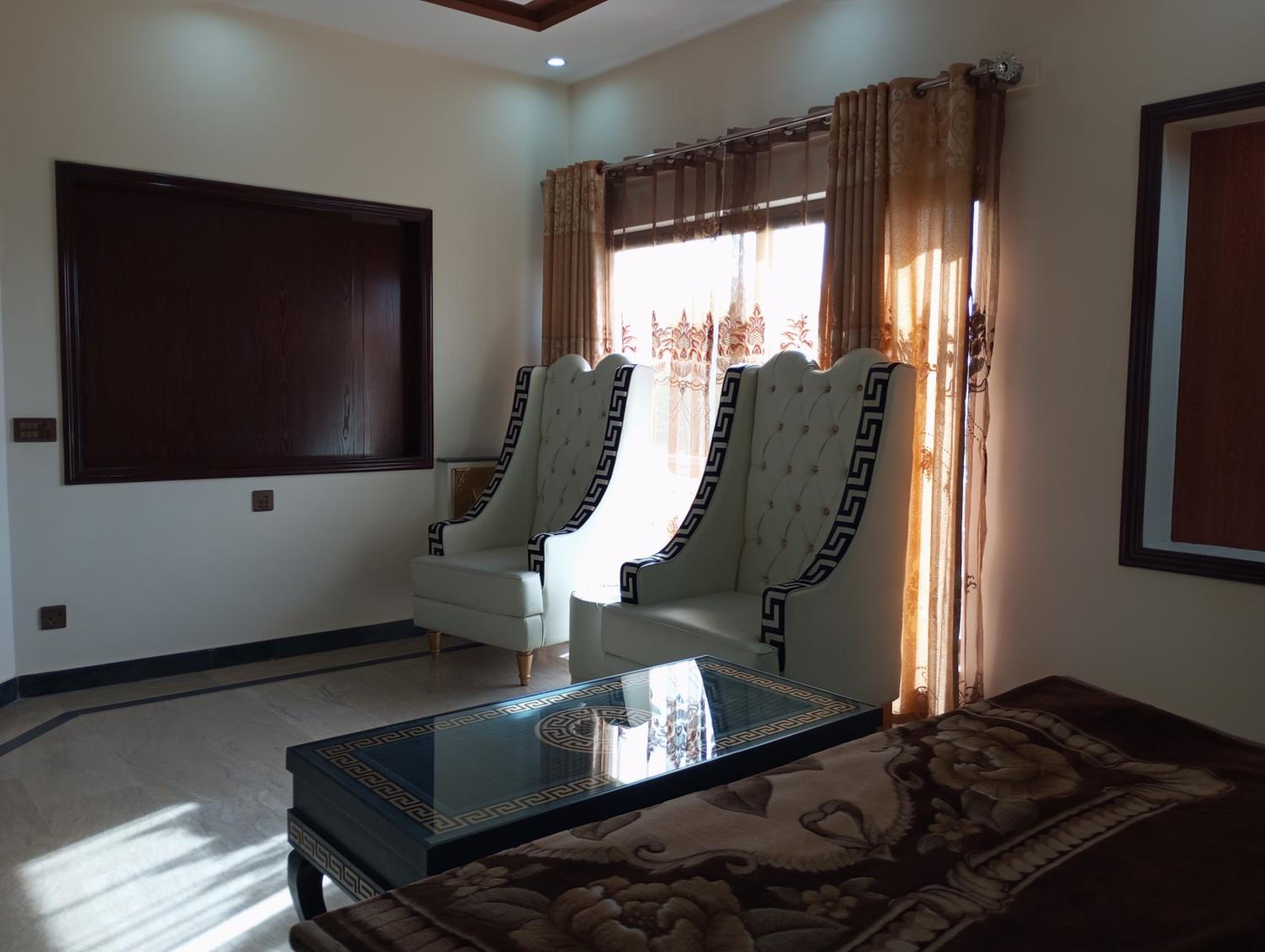 Khayaban-e-Amin Luxurious Apartments view 4