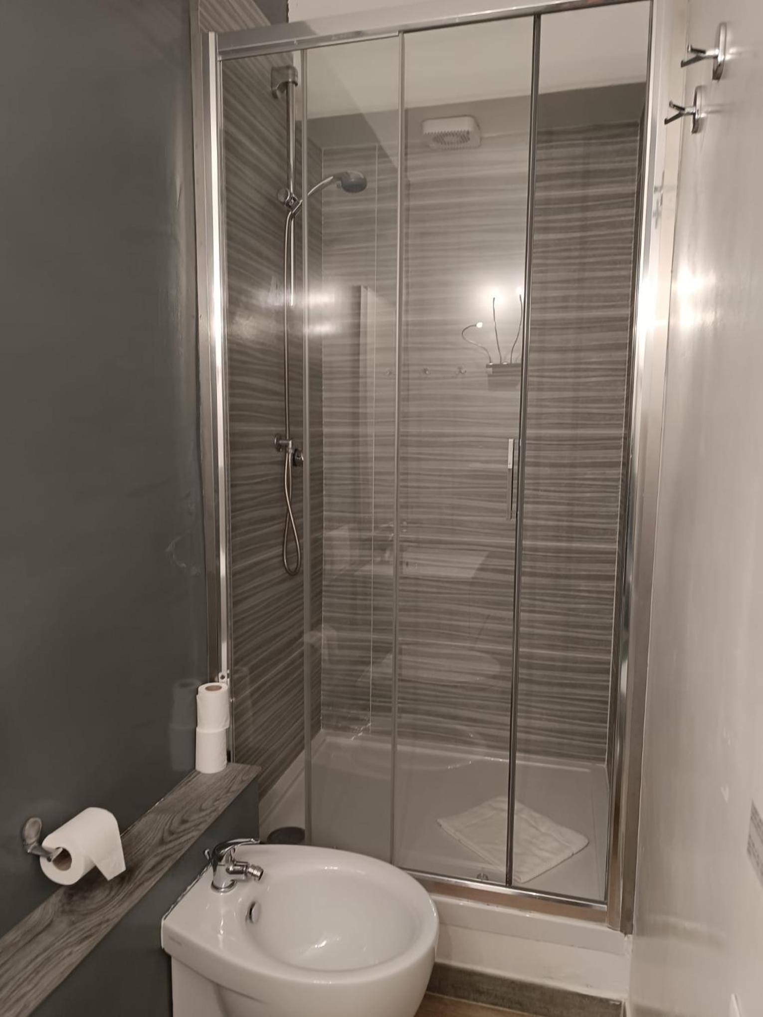 AL183 en Cagliari — bathroom