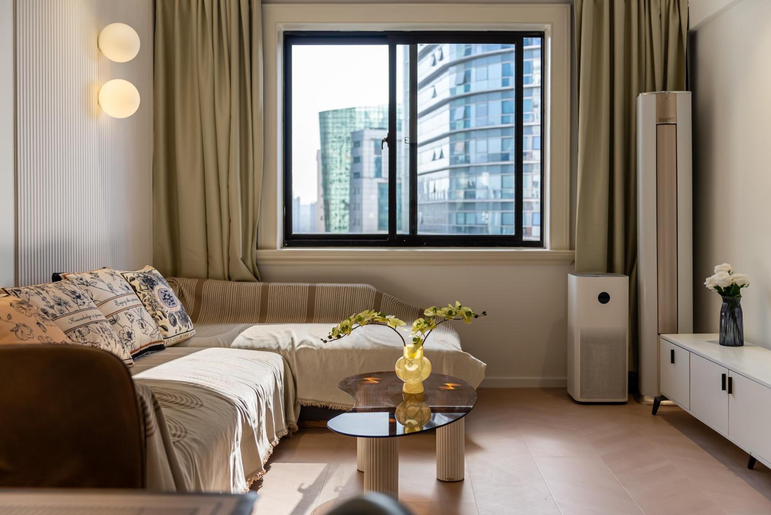Yi Du Home with City View-3-Min Walk to Jingan Temple Metro & Mall
