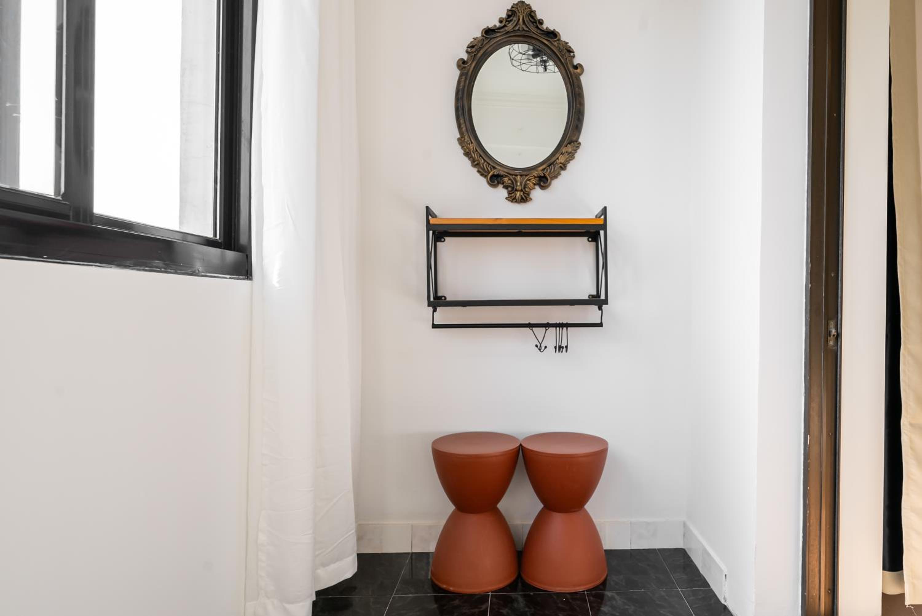 Yi Du Home with City View-3-Min Walk to Jingan Temple Metro & Mall