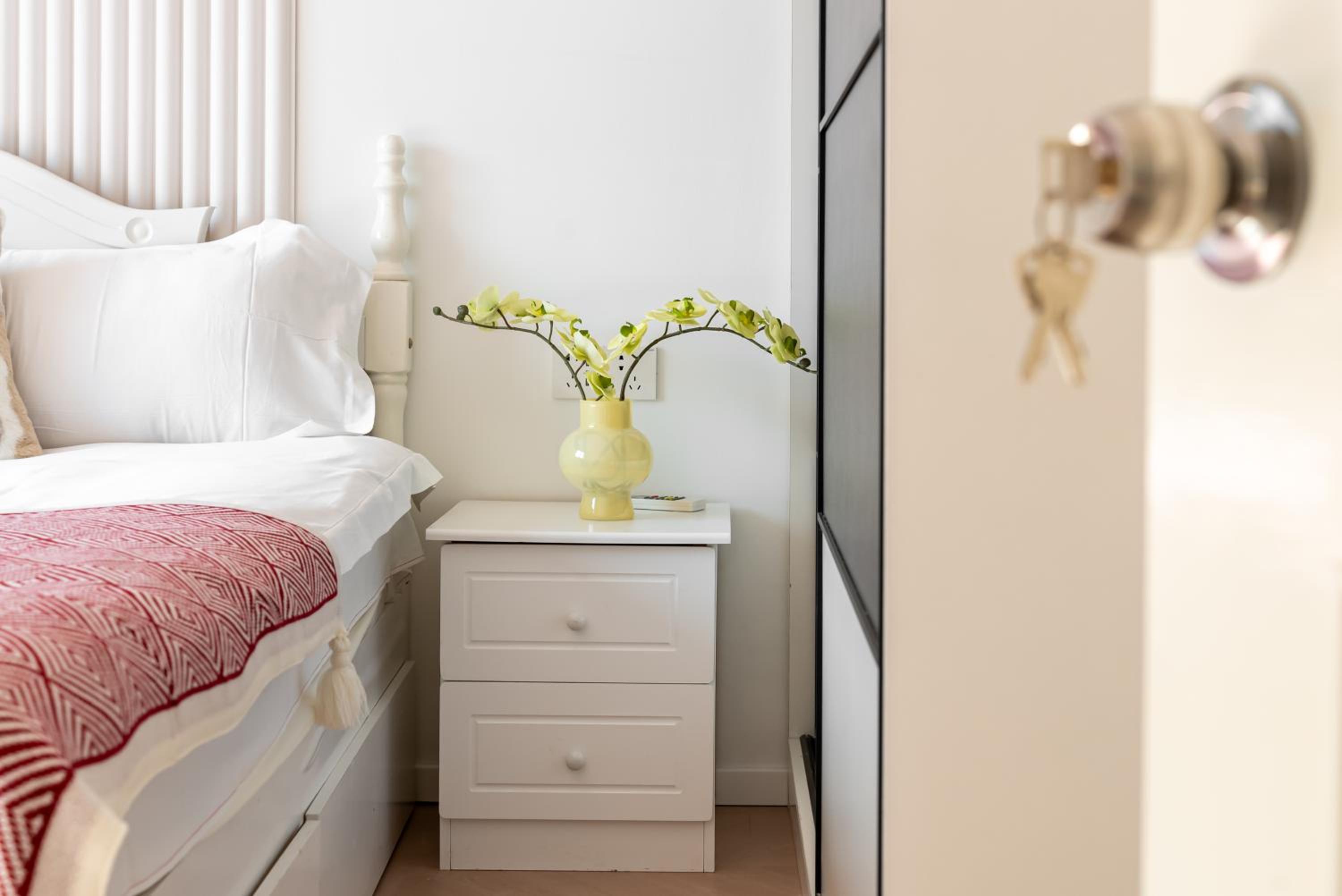 Yi Du Home with City View-3-Min Walk to Jingan Temple Metro & Mall
