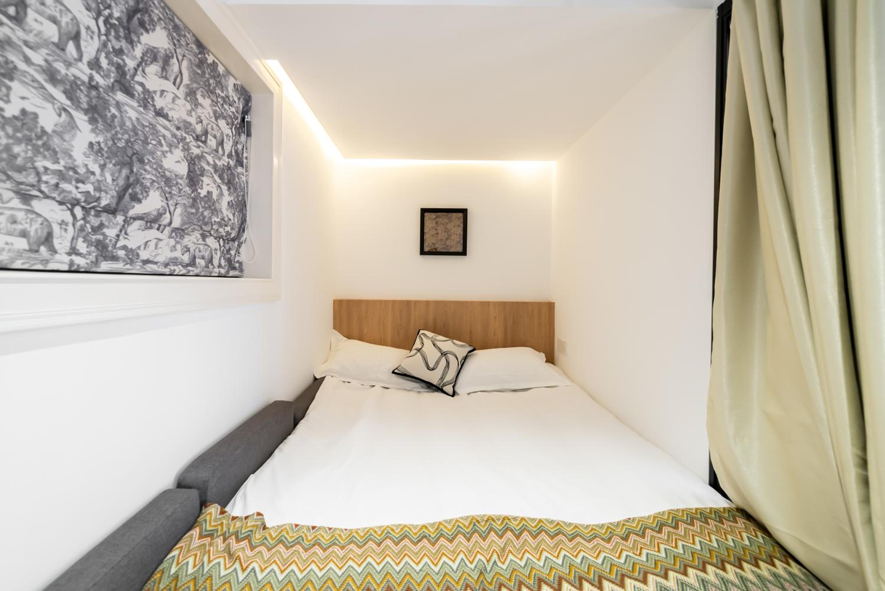 Yi Du Home with City View-3-Min Walk to Jingan Temple Metro & Mall