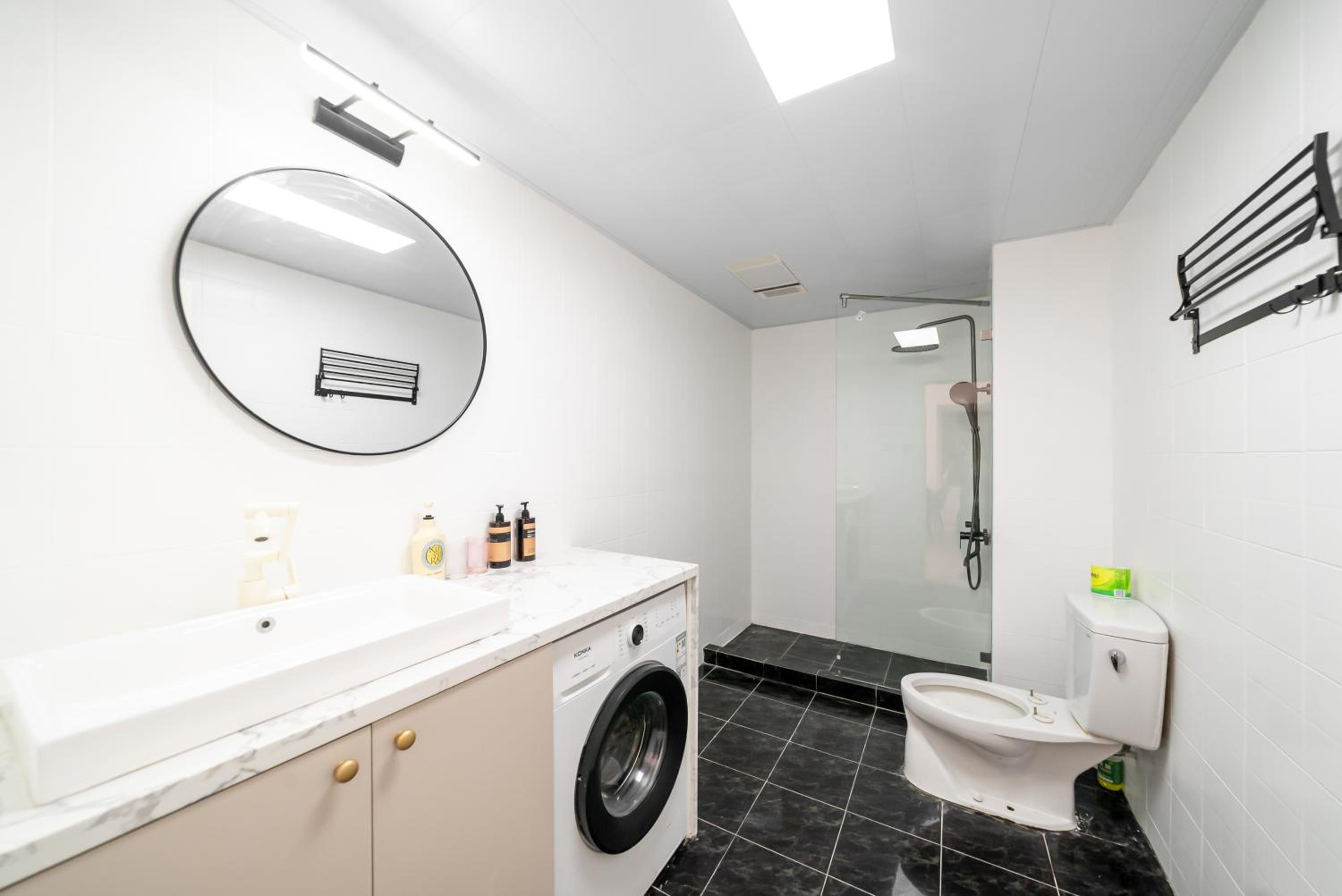 Yi Du Home with City View-3-Min Walk to Jingan Temple Metro & Mall