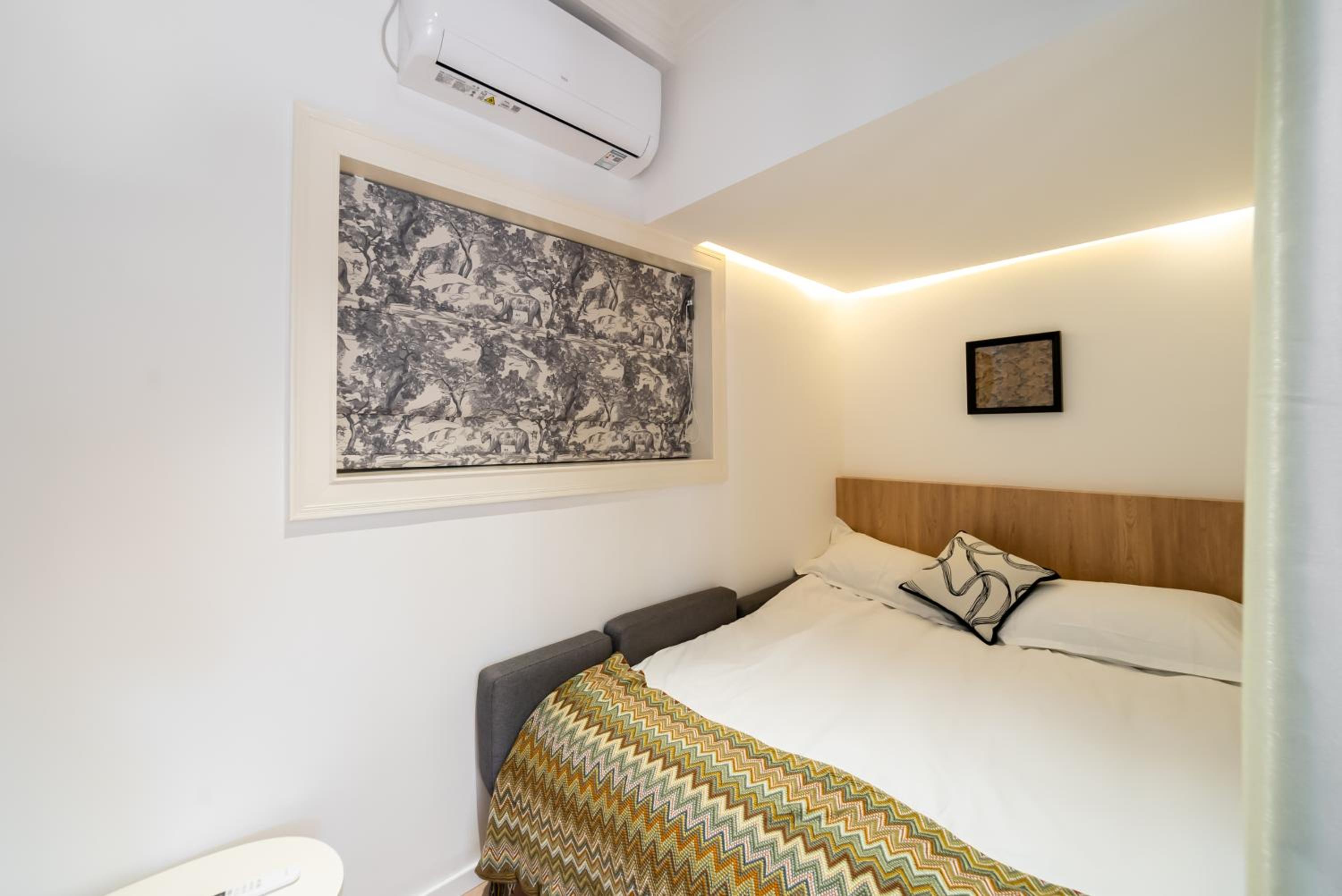 Yi Du Home with City View-3-Min Walk to Jingan Temple Metro & Mall