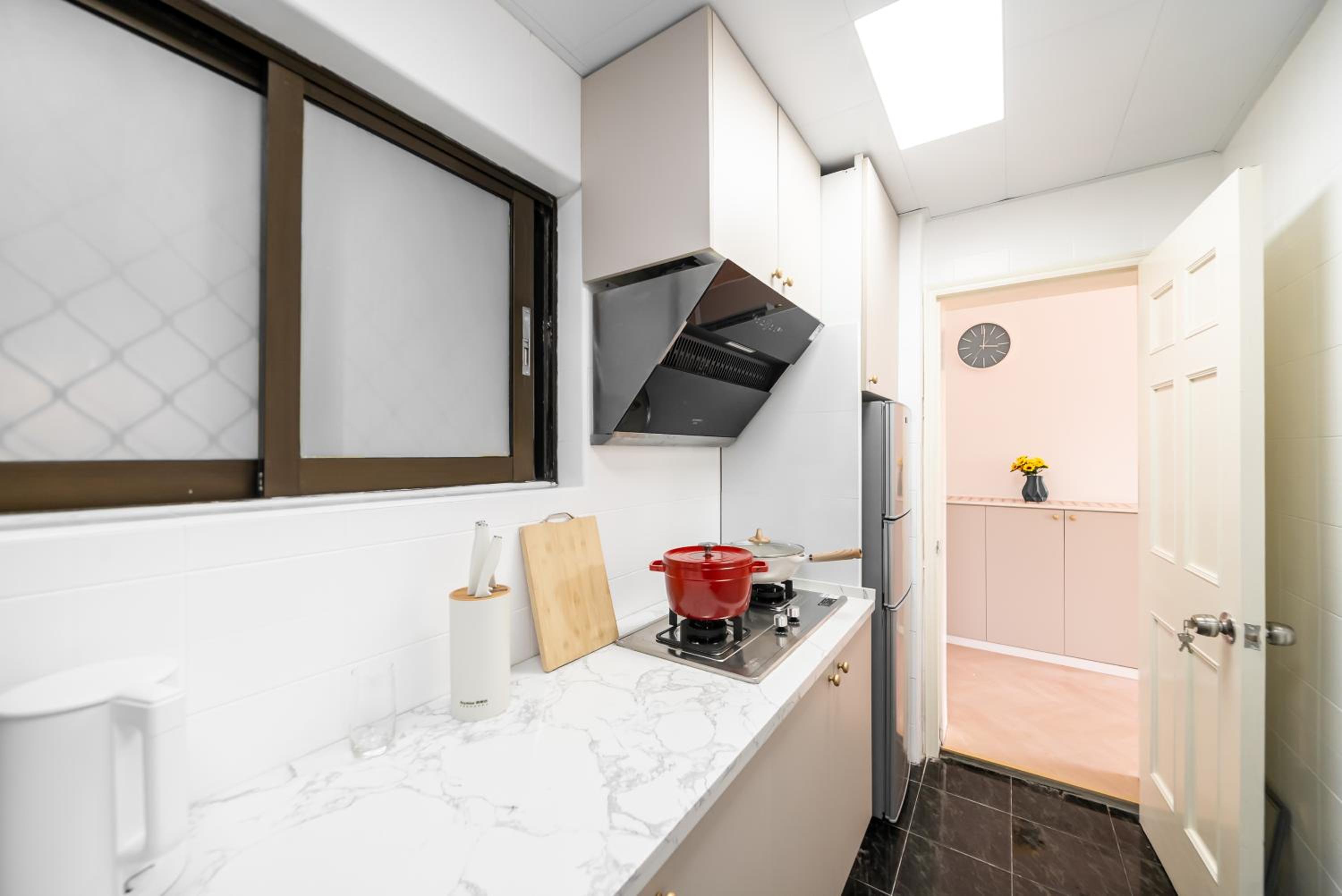 Yi Du Home with City View-3-Min Walk to Jingan Temple Metro & Mall