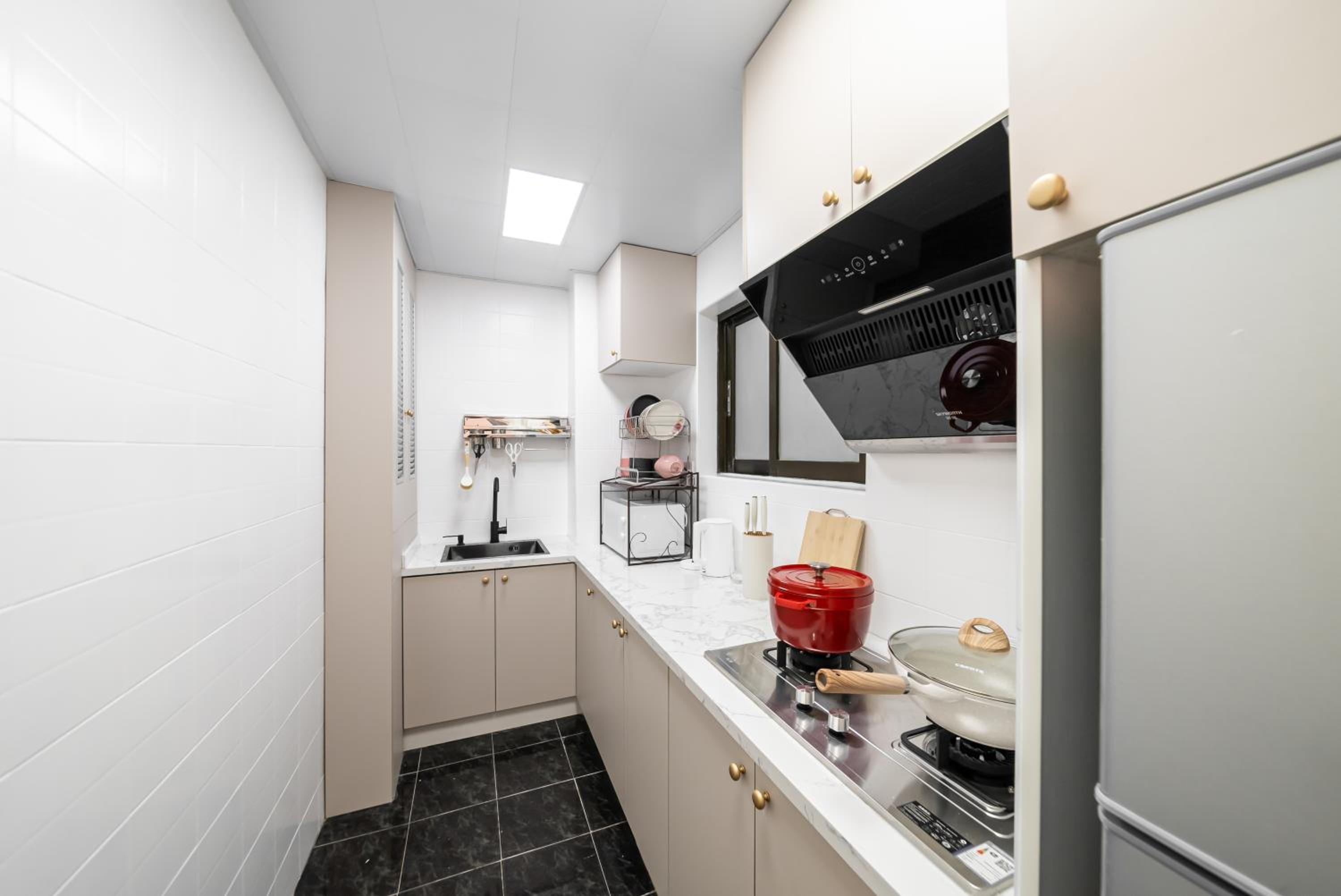 Yi Du Home with City View-3-Min Walk to Jingan Temple Metro & Mall