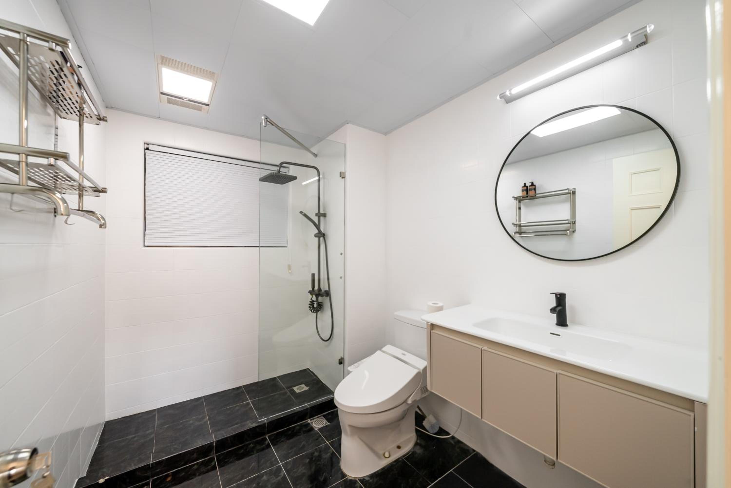 Yi Du Home with City View-3-Min Walk to Jingan Temple Metro & Mall