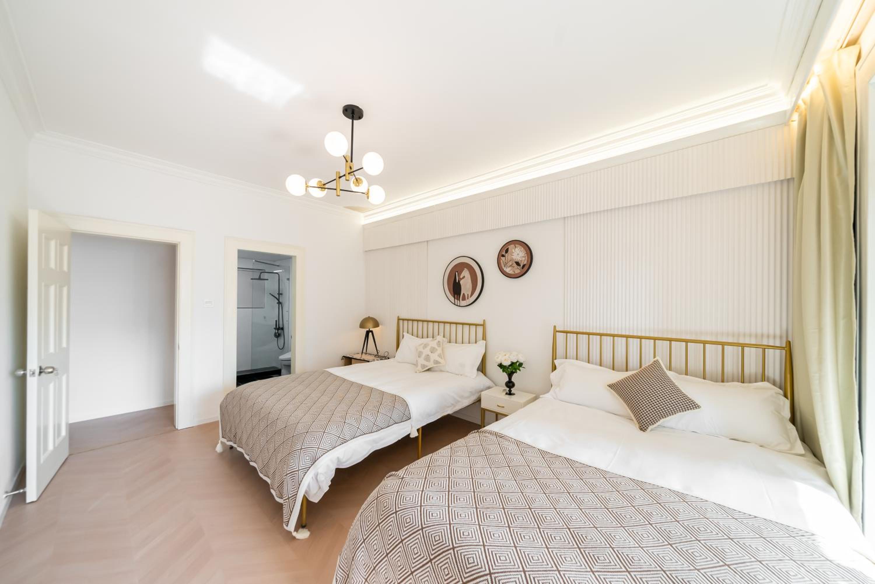 Yi Du Home with City View-3-Min Walk to Jingan Temple Metro & Mall