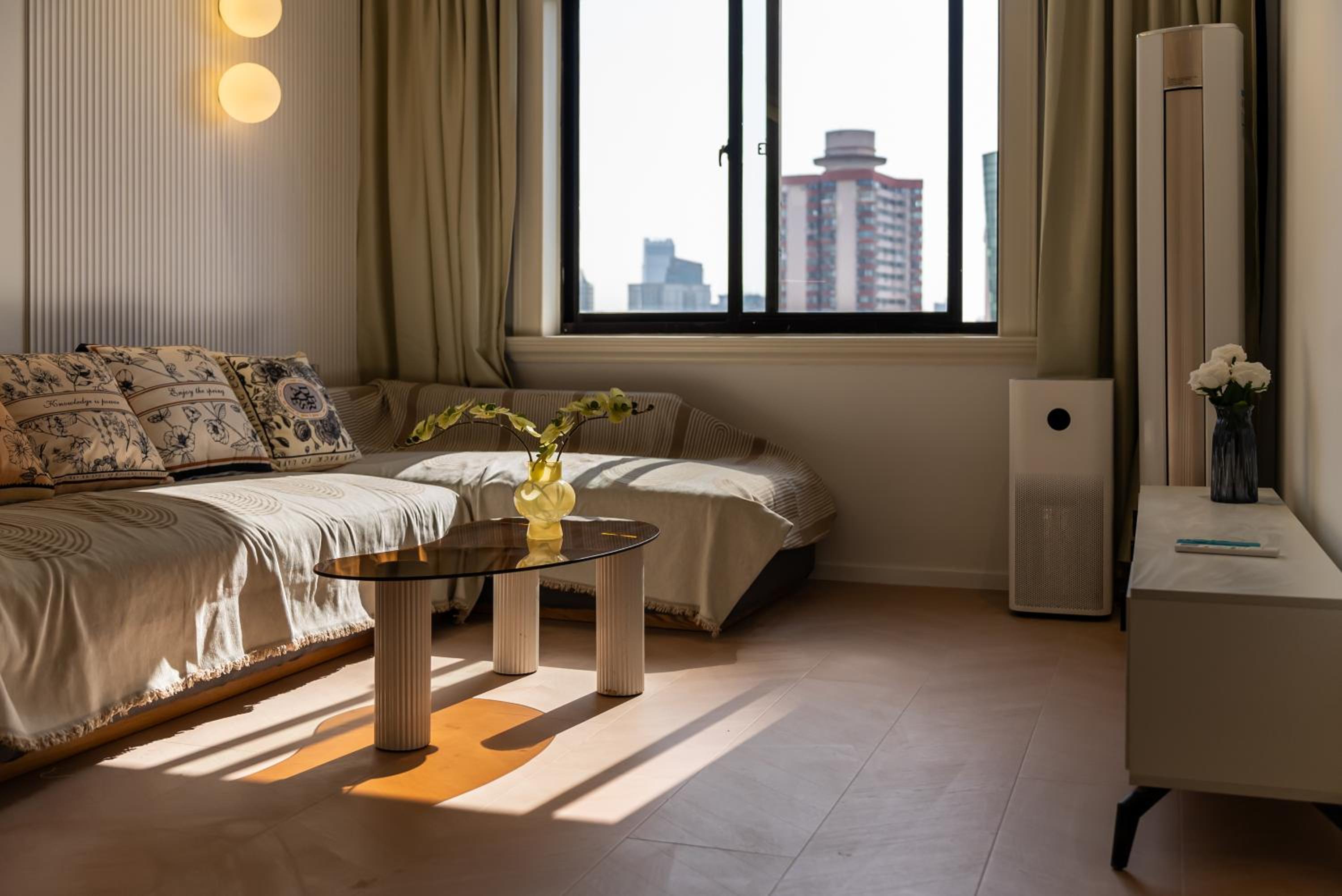Yi Du Home with City View-3-Min Walk to Jingan Temple Metro & Mall