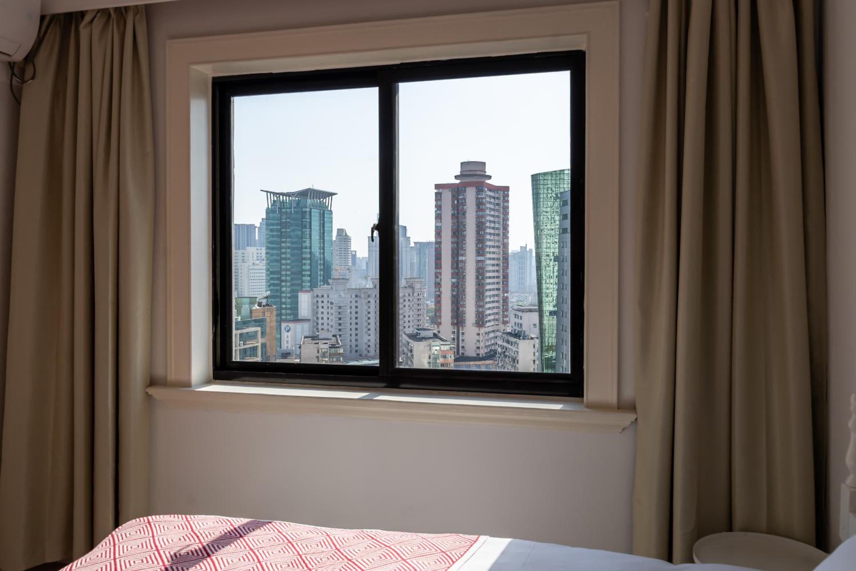 Yi Du Home with City View-3-Min Walk to Jingan Temple Metro & Mall
