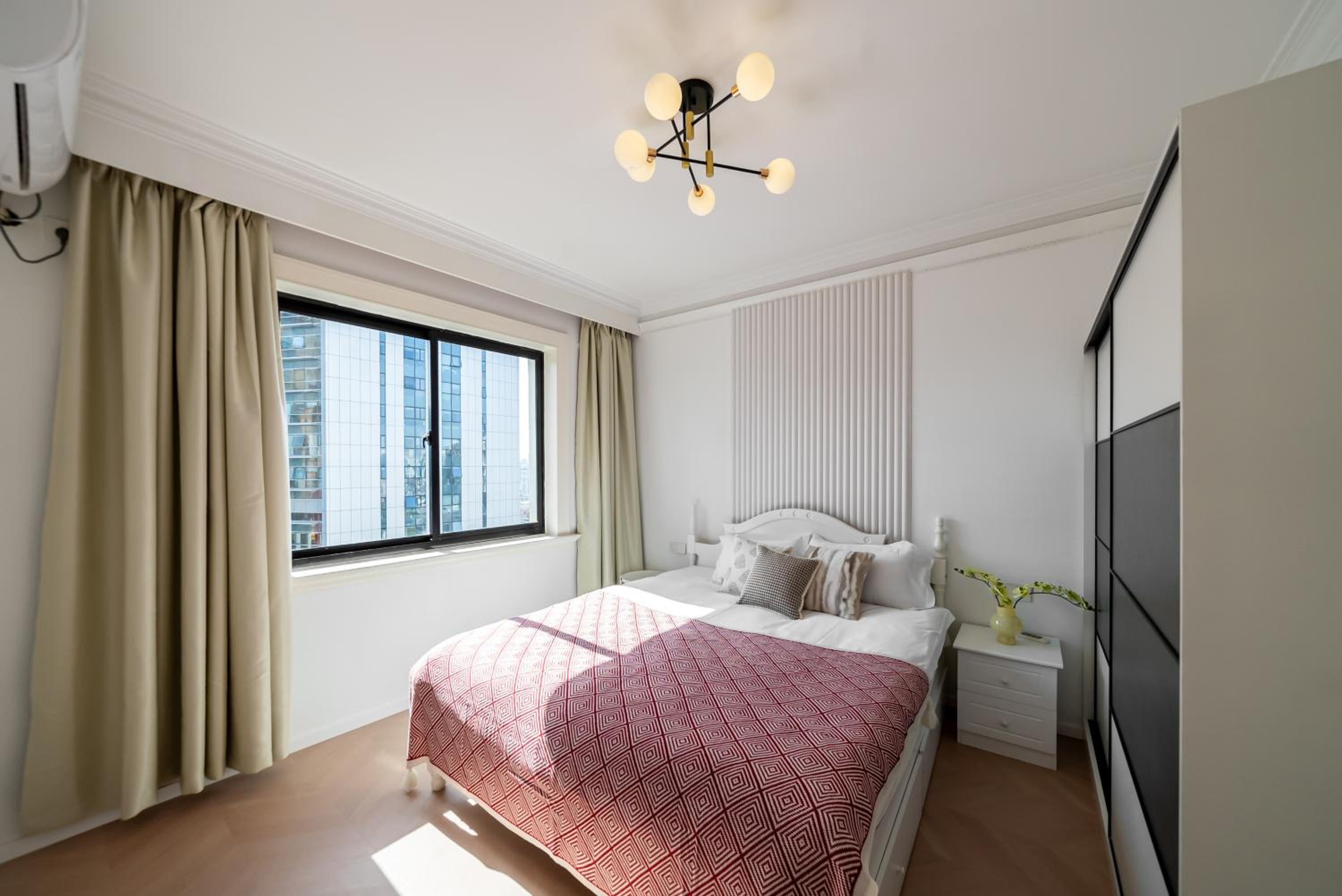 Yi Du Home with City View-3-Min Walk to Jingan Temple Metro & Mall