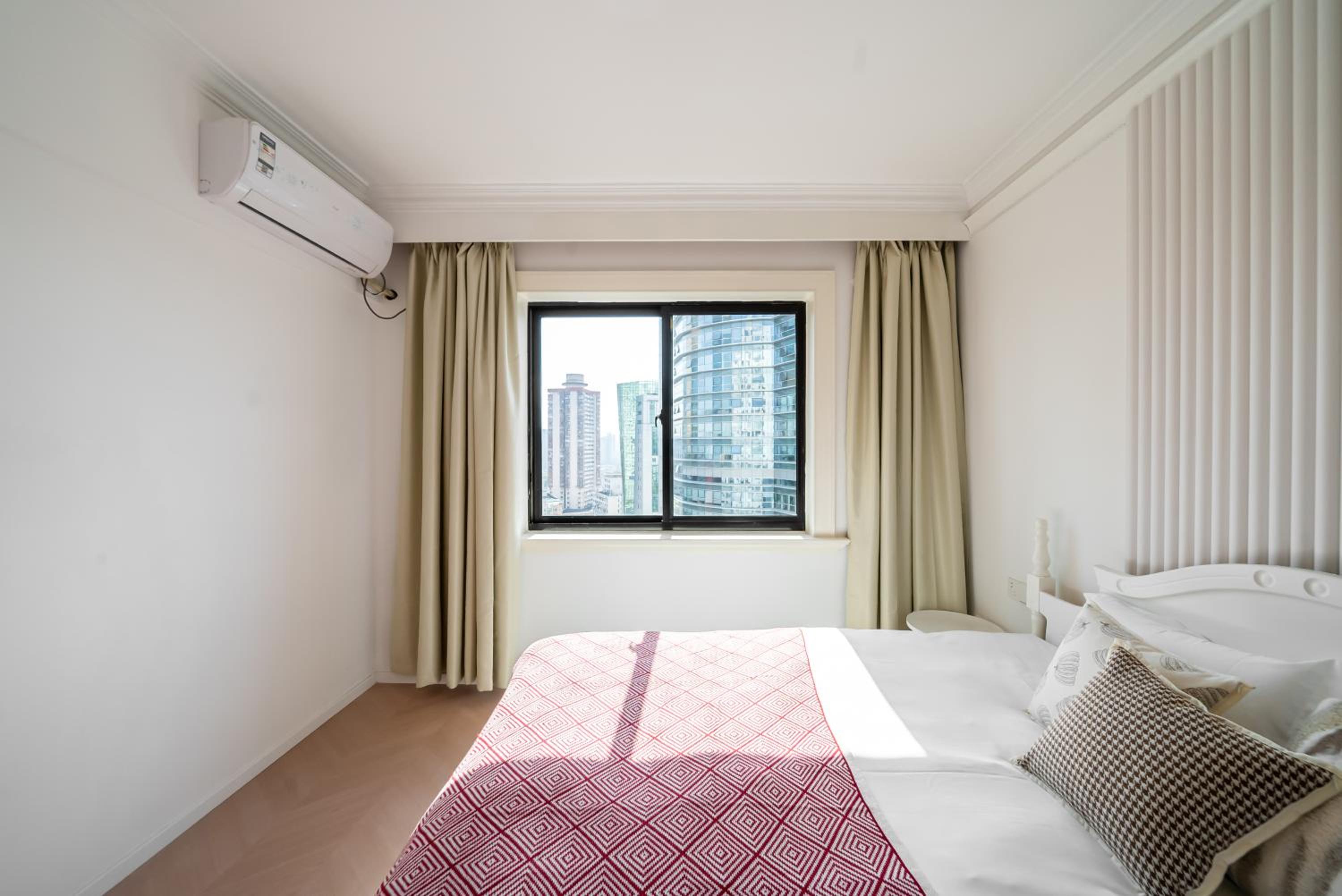 Yi Du Home with City View-3-Min Walk to Jingan Temple Metro & Mall
