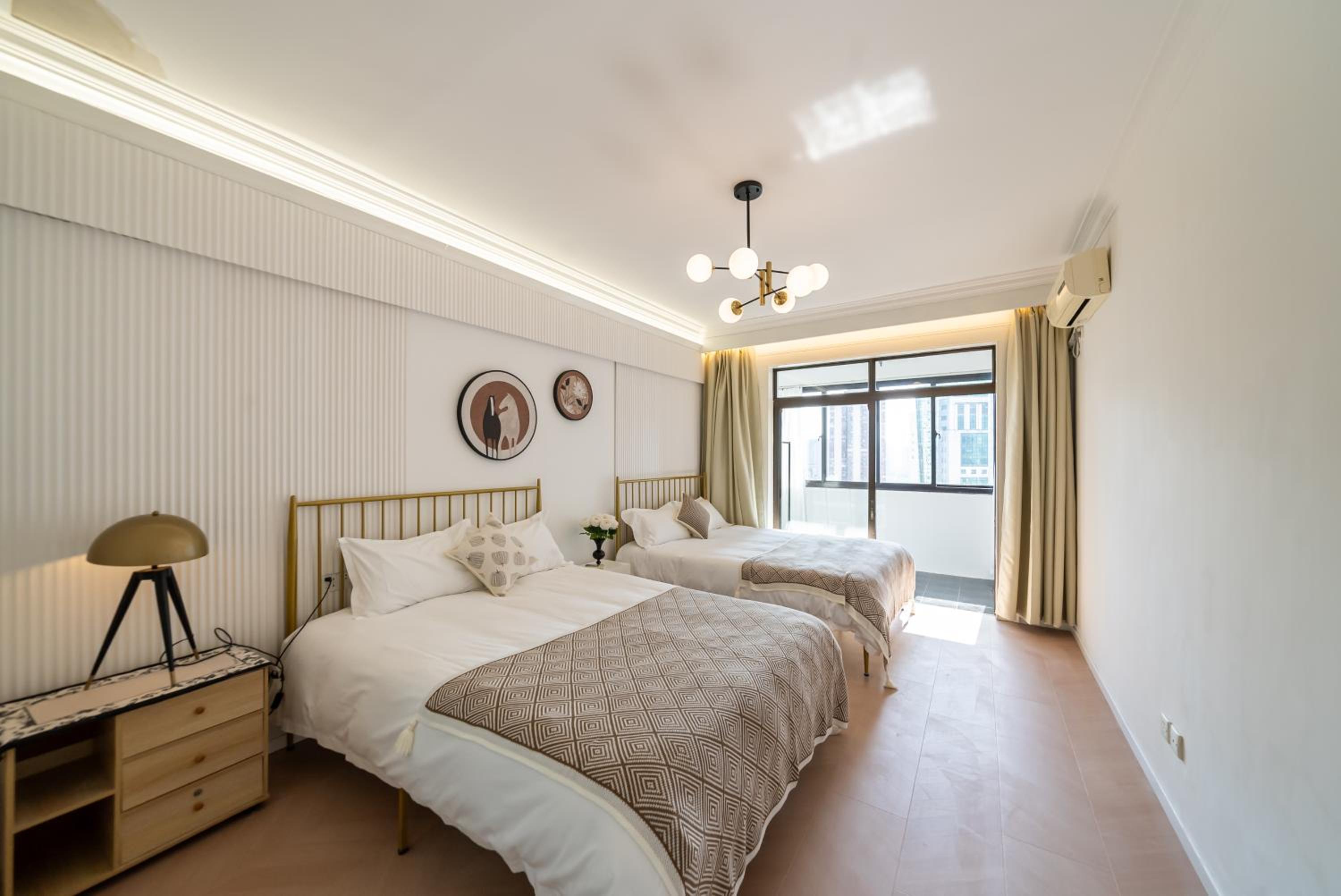 Yi Du Home with City View-3-Min Walk to Jingan Temple Metro & Mall
