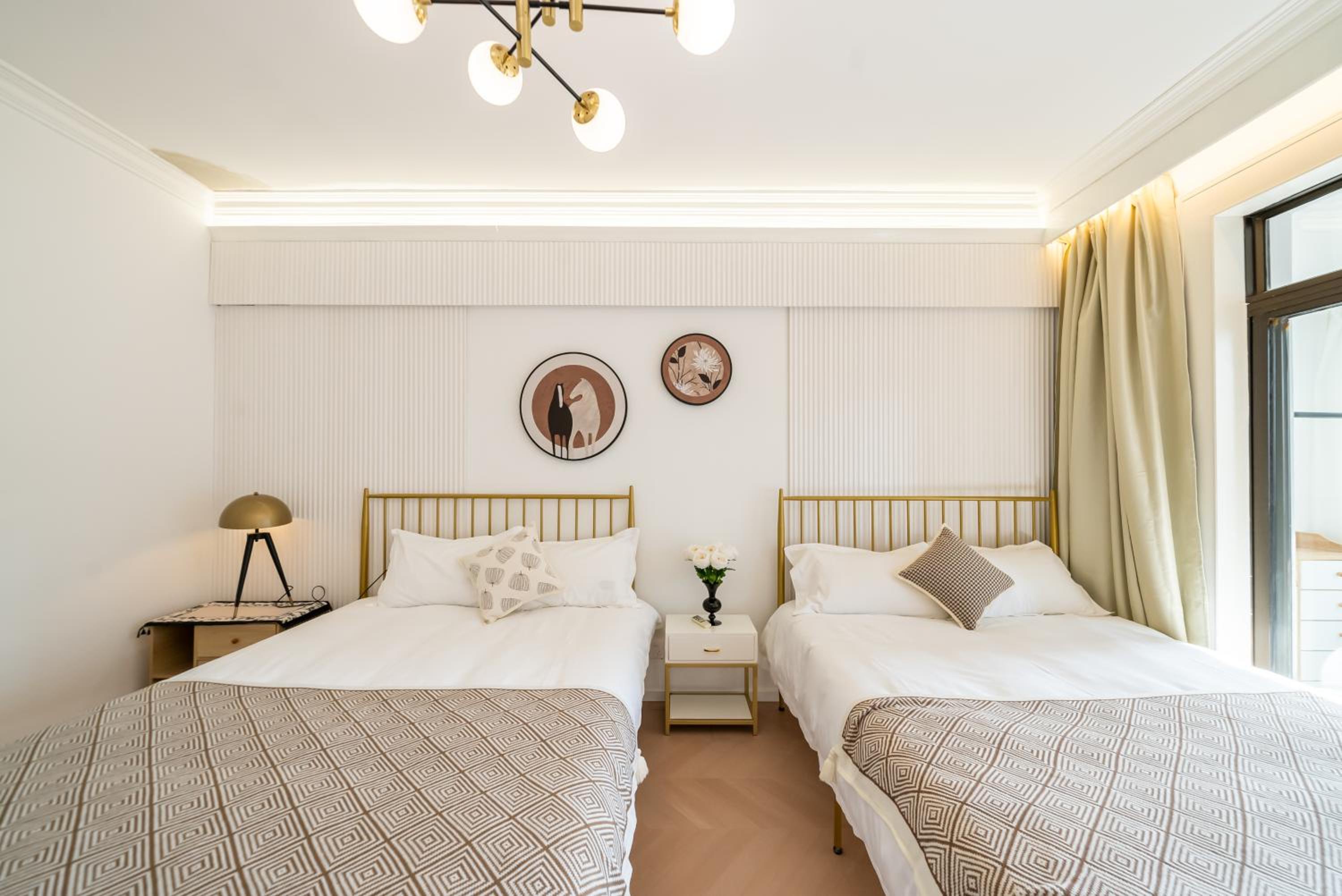 Yi Du Home with City View-3-Min Walk to Jingan Temple Metro & Mall