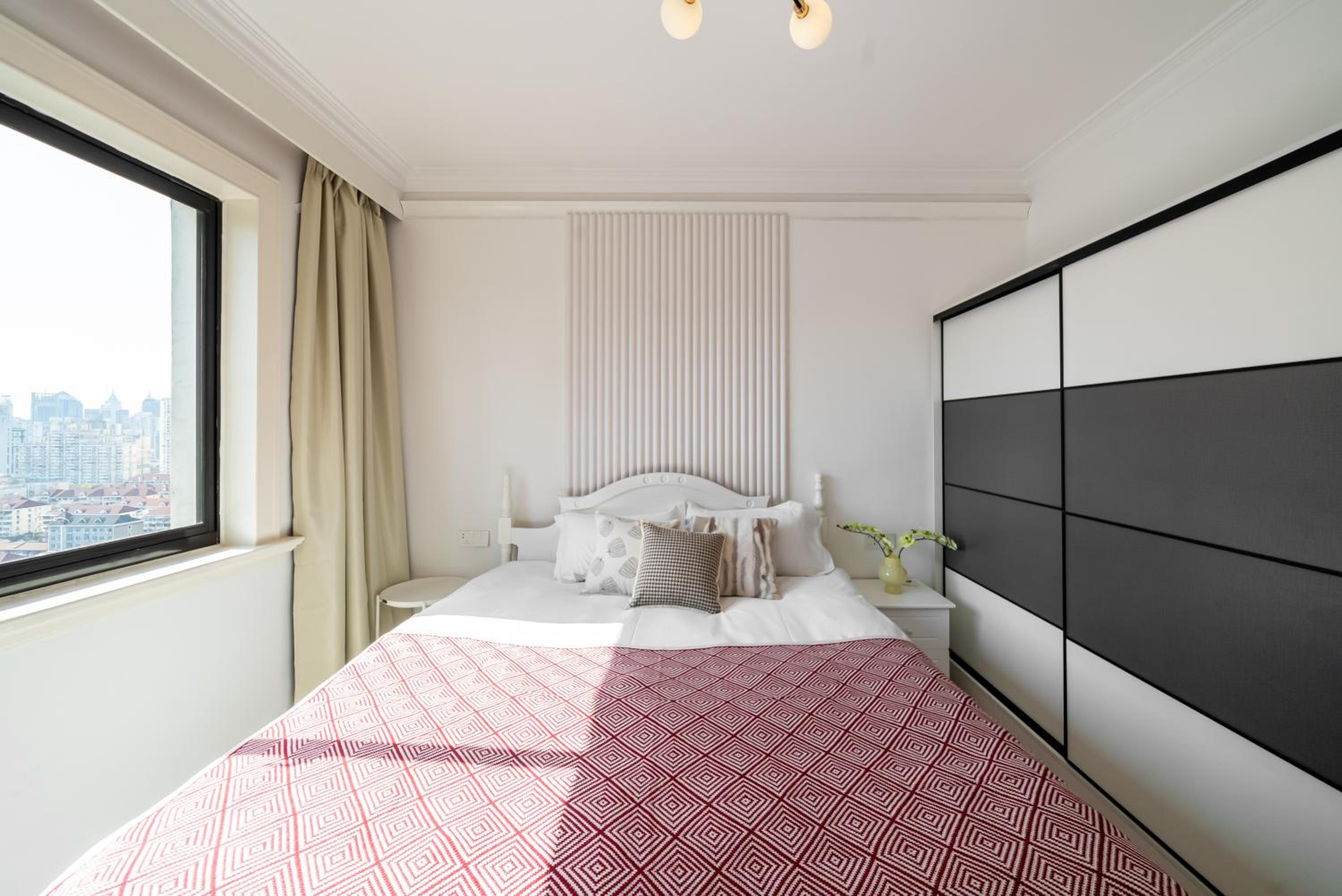 Yi Du Home with City View-3-Min Walk to Jingan Temple Metro & Mall