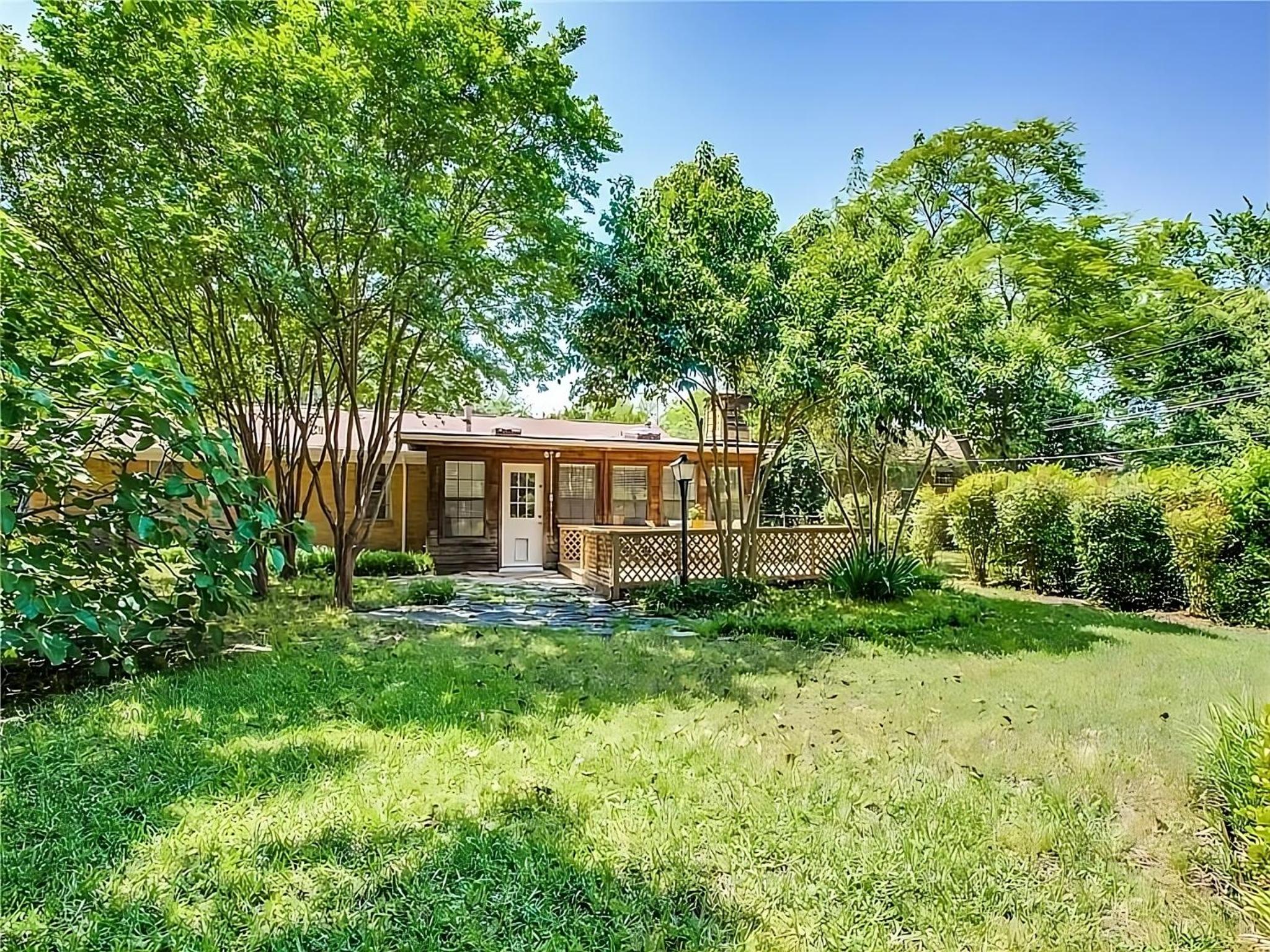 Sunny & Spacious House - Perfectly located for quick access to all of DFW view 2