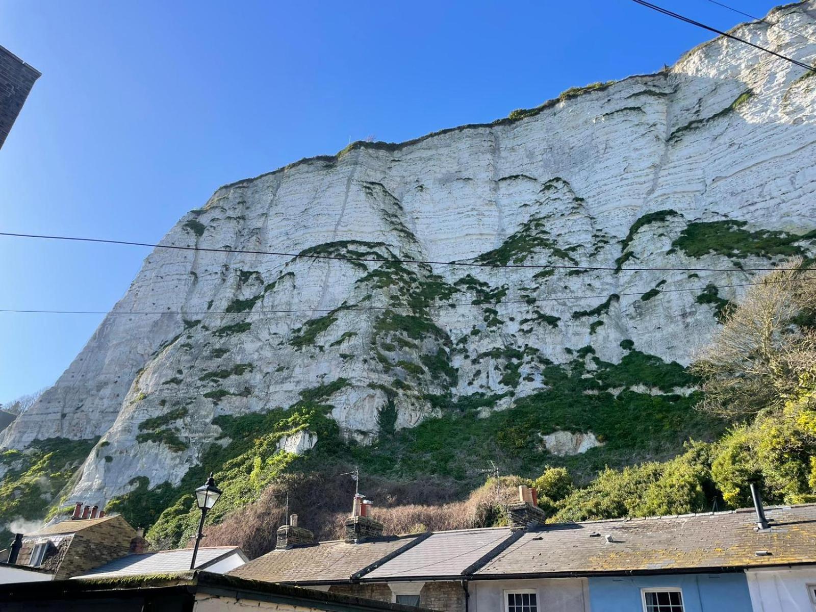 Studio next to port, cliffs, with parking view 3