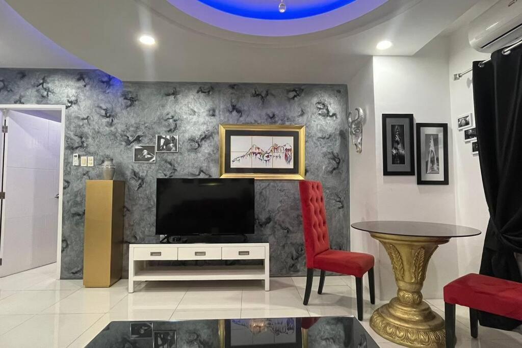 Sheryll Escapes - Kandi Palace 9 floor, 1BR! Housekeeping, Netflix! view 2