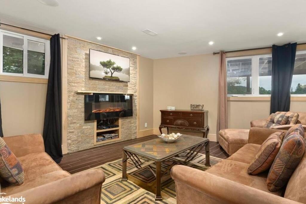 Luxury Lakeview Dream Cottage with Hot Tub