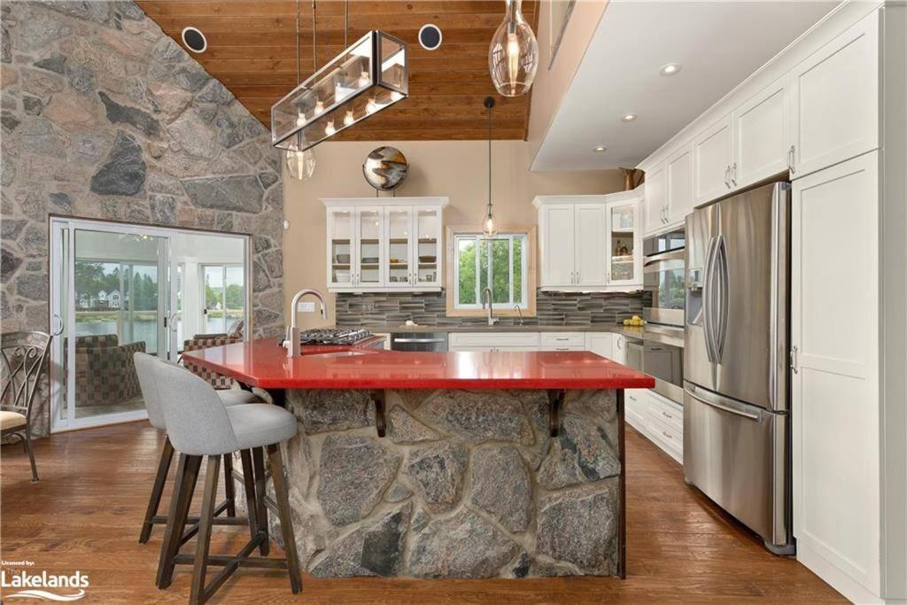 Luxury Lakeview Dream Cottage with Hot Tub
