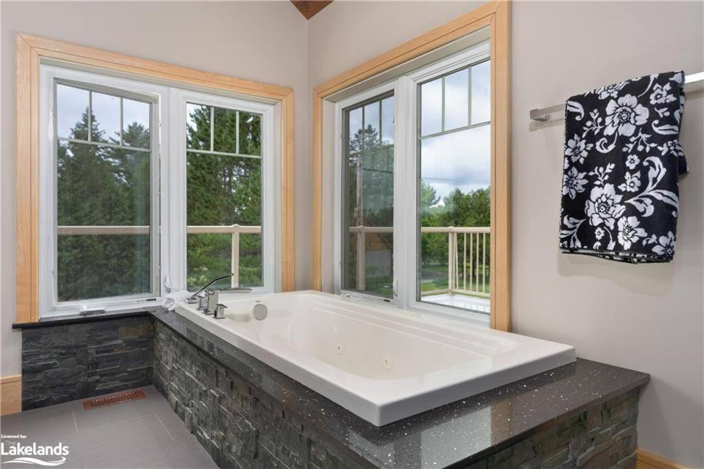 Luxury Lakeview Dream Cottage with Hot Tub