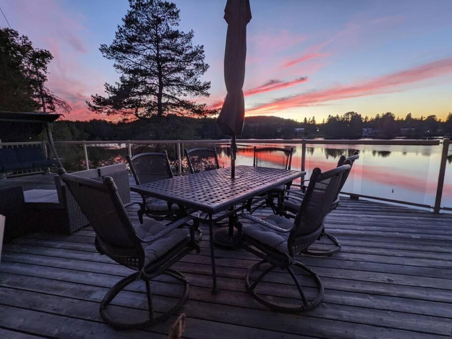 Luxury Lakeview Dream Cottage with Hot Tub